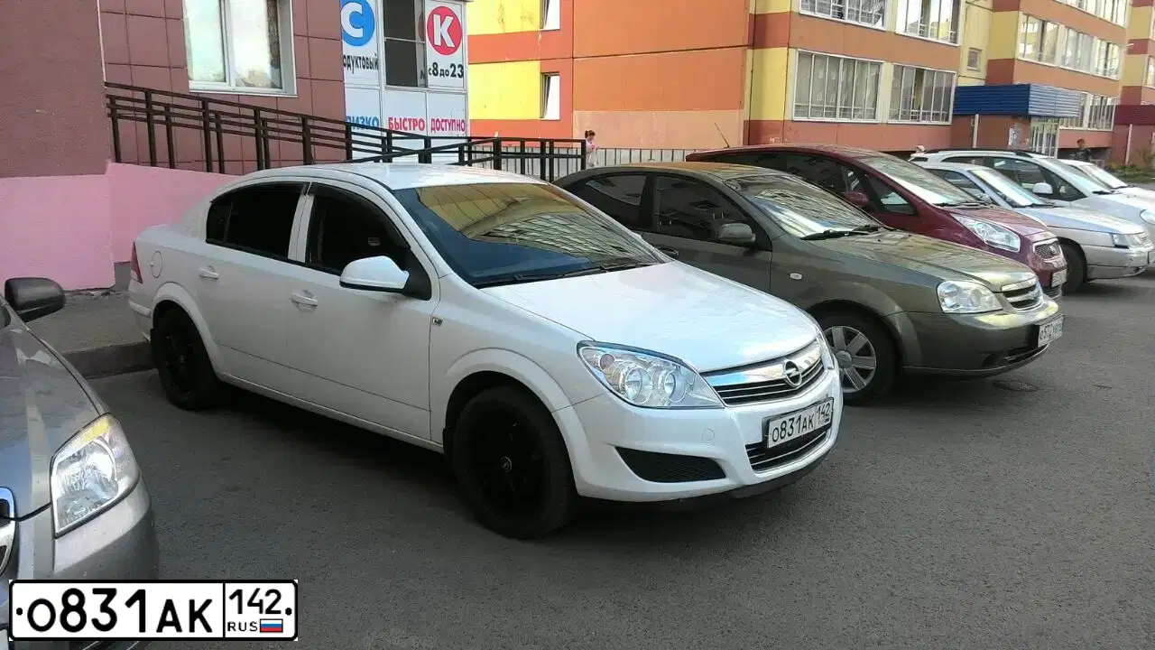 Фото автомобиля OPEL ASTRA, 2012 — госномер А655РК142. Цвет: Белый