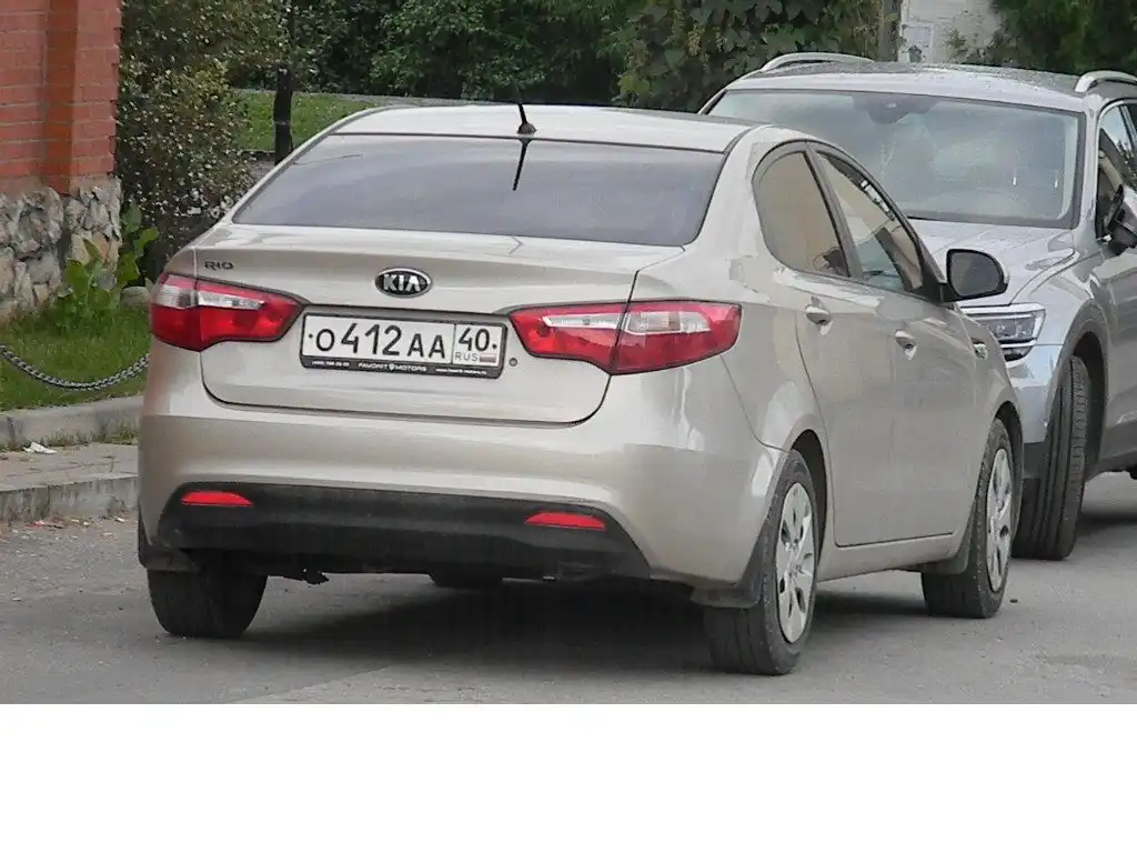 Фото автомобиля KIA RIO, 2015 — госномер О412АА40. Цвет: БЕЖЕВЫЙ
