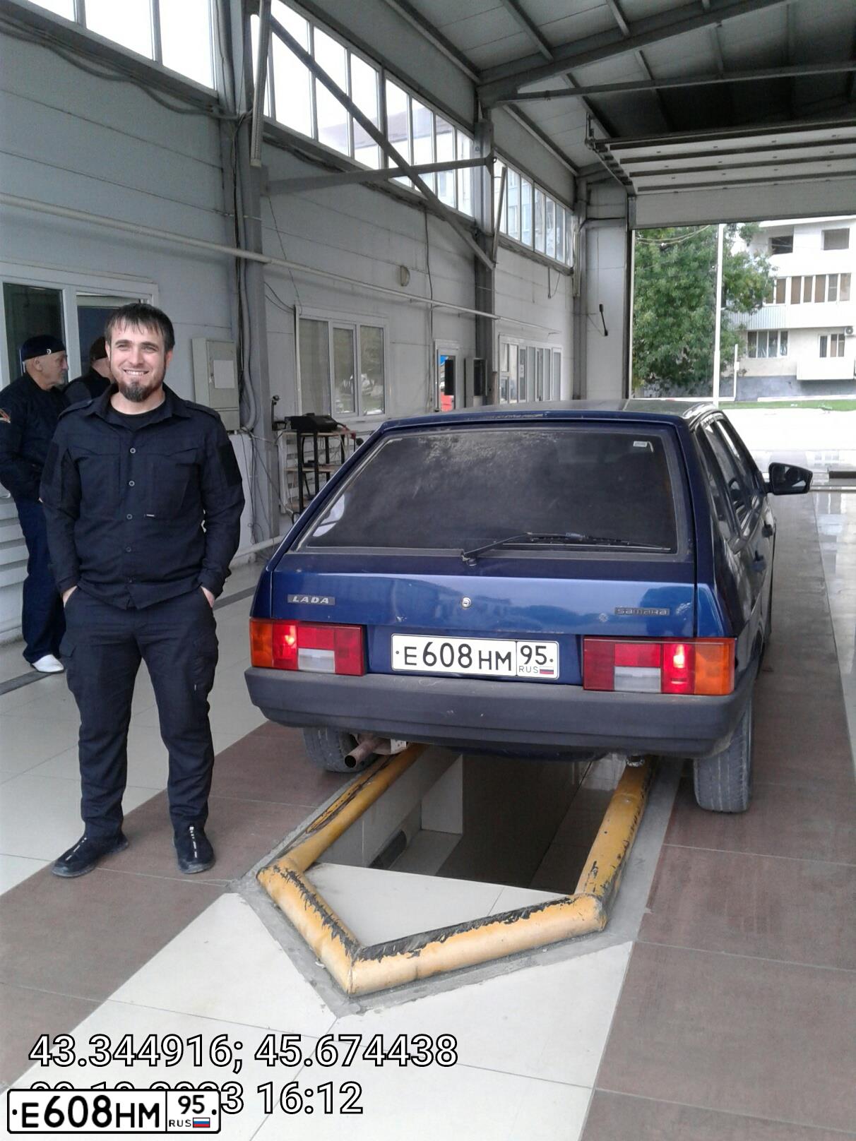 Фото автомобиля LADA 2109 SAMARA, 2005 — госномер Е608НМ95. Цвет: СЕРЕБРИСТО-ТЕМНО-СИНИЙ