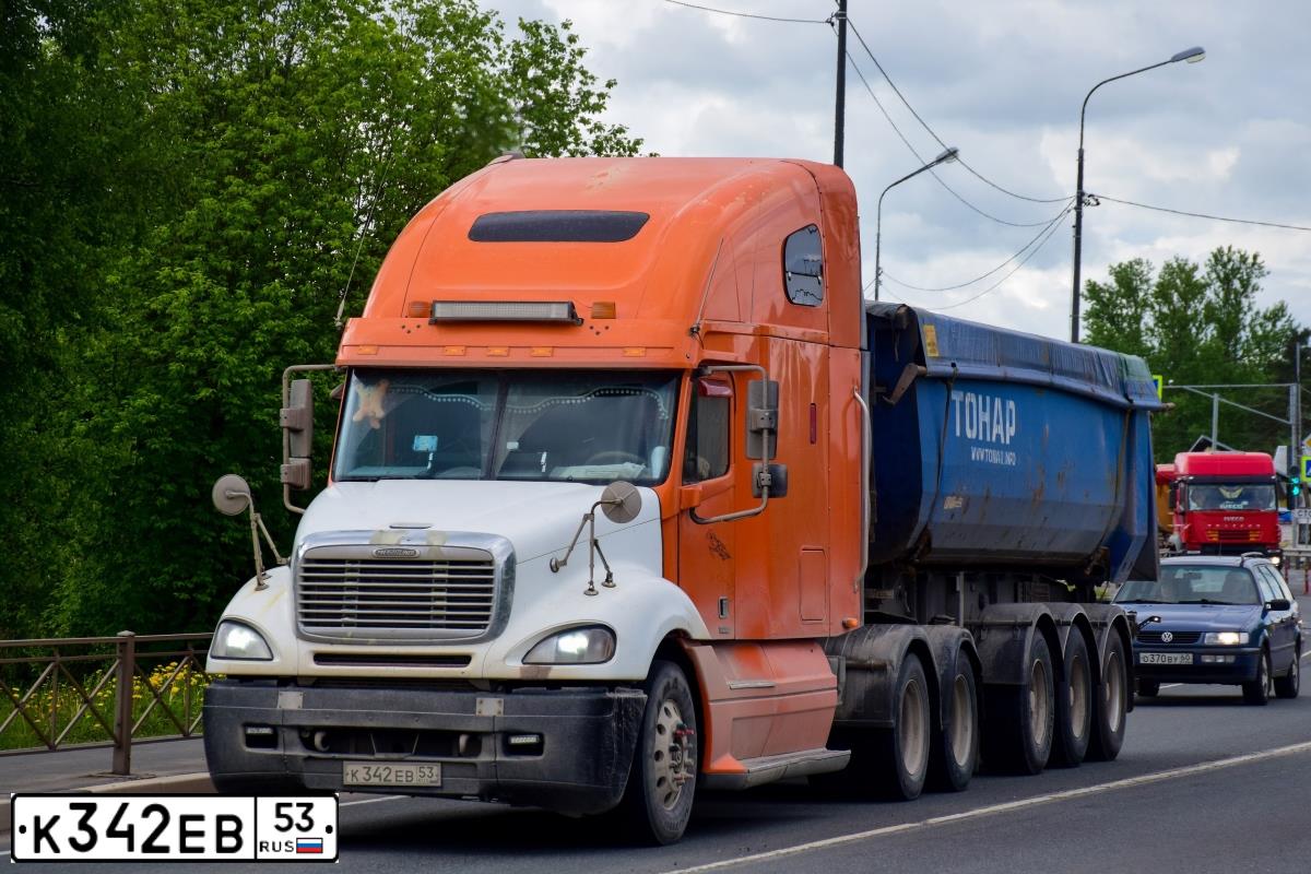 Фото автомобиля FREIGHTLINER CENTURY ST, 2000 — госномер К342ЕВ53. Цвет: Оранжевый