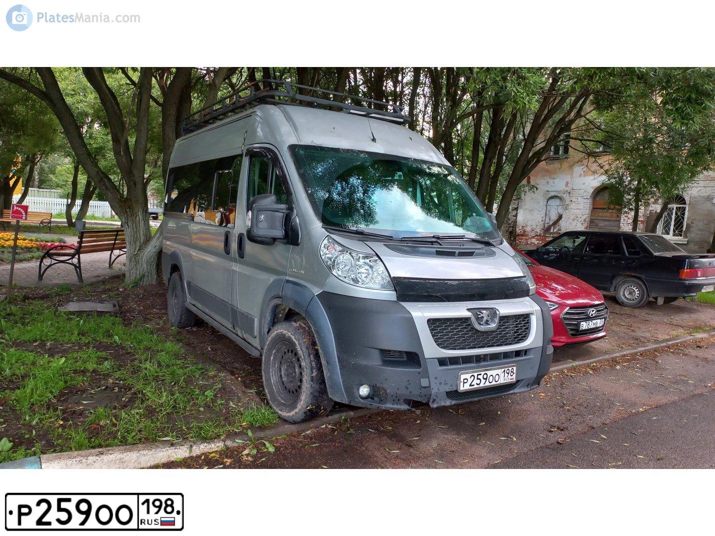 Фото автомобиля PEUGEOT BOXER, 2008 — госномер Р259ОО198. Цвет: Серебристый