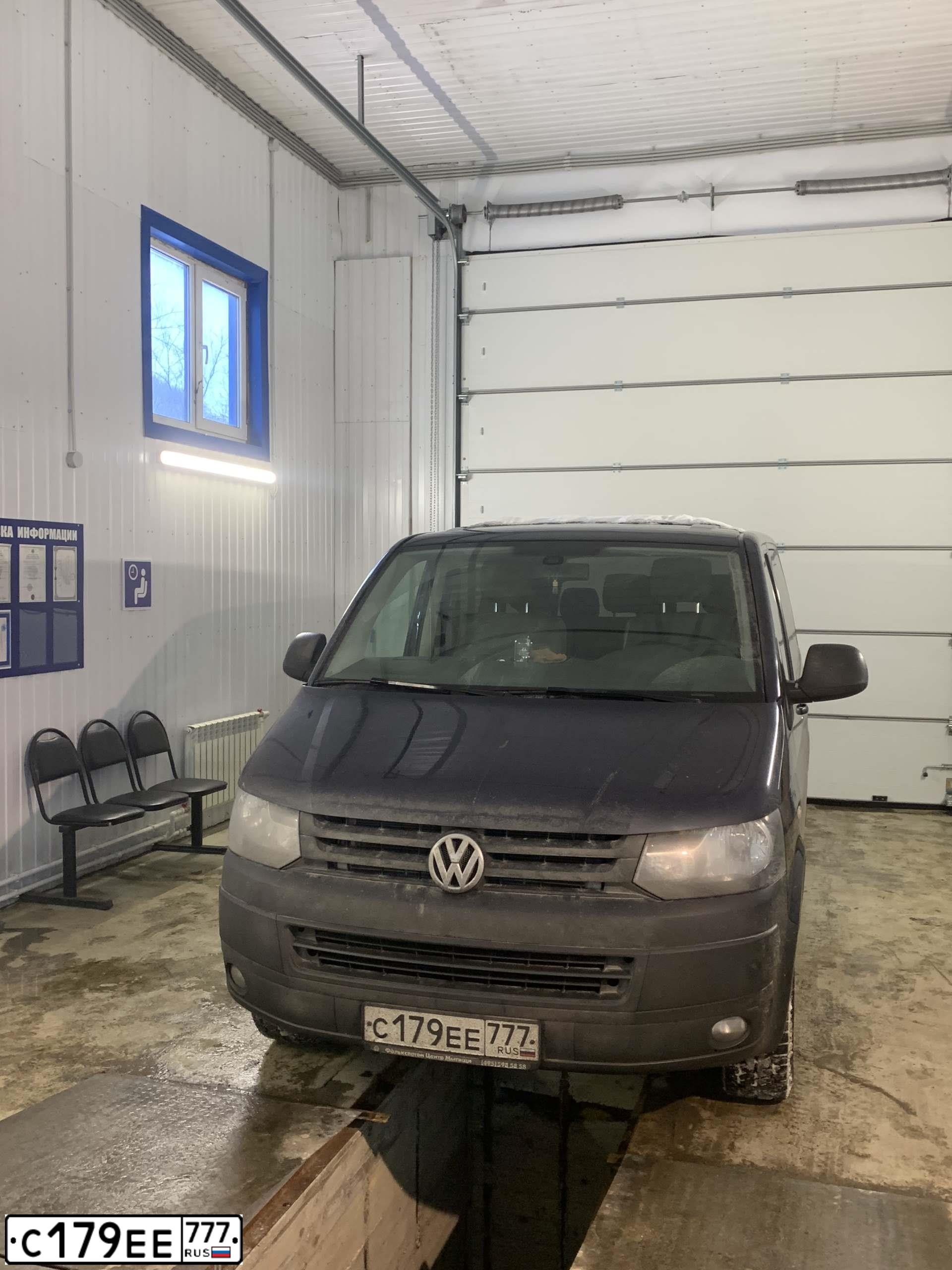 Фото автомобиля VOLKSWAGEN CARAVELLE, 2007 — госномер К367НР777. Цвет: ЧЕРНЫЙ