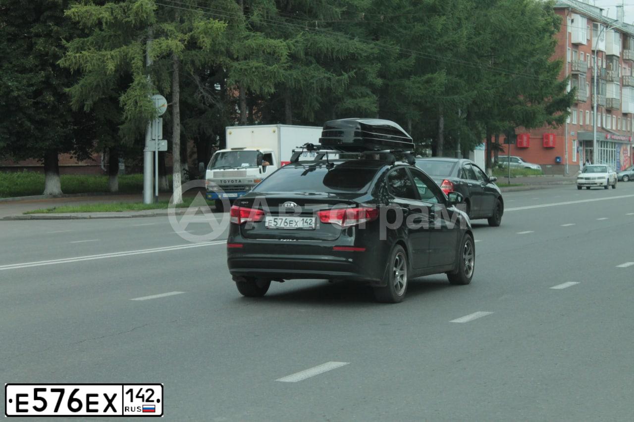 Фото автомобиля KIA RIO, 2017 — госномер Е576ЕХ142. Цвет: ЧЕРНЫЙ