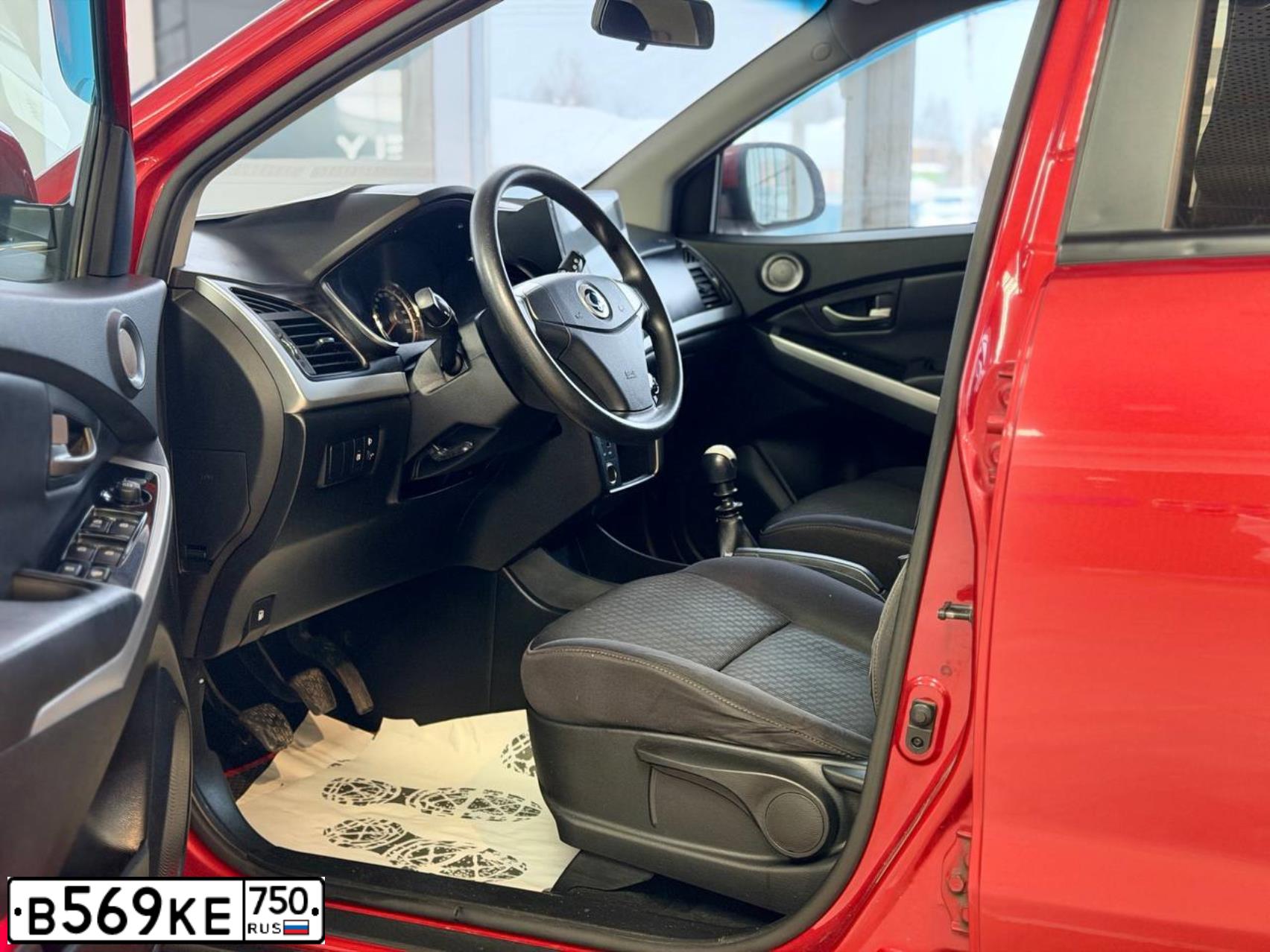 Фото автомобиля SSANGYONG ACTYON, 2014 — госномер О586МА40. Цвет: Красный