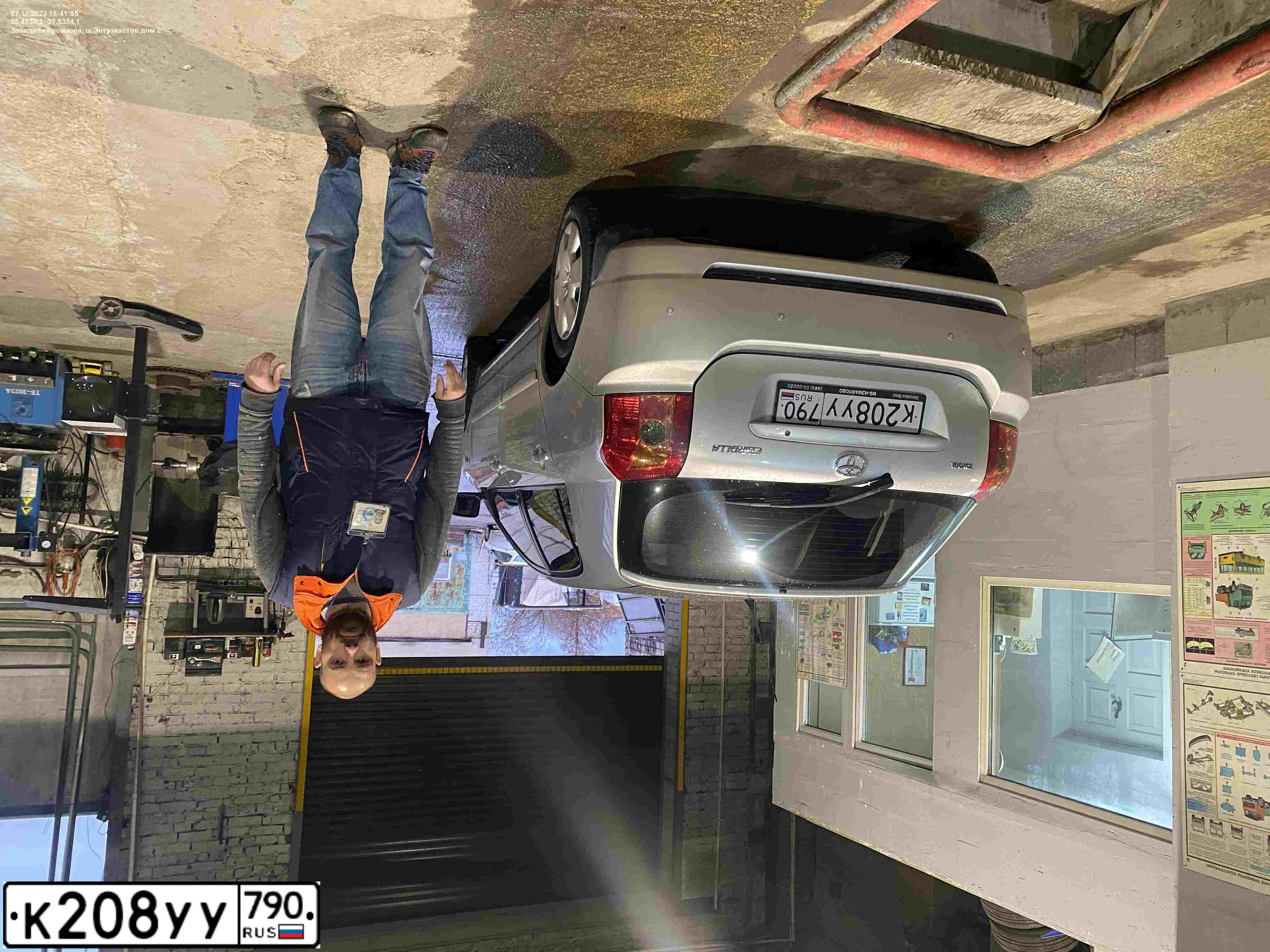 Фото автомобиля TOYOTA COROLLA, 2006 — госномер К208УУ790. Цвет: СЕРЫЙ