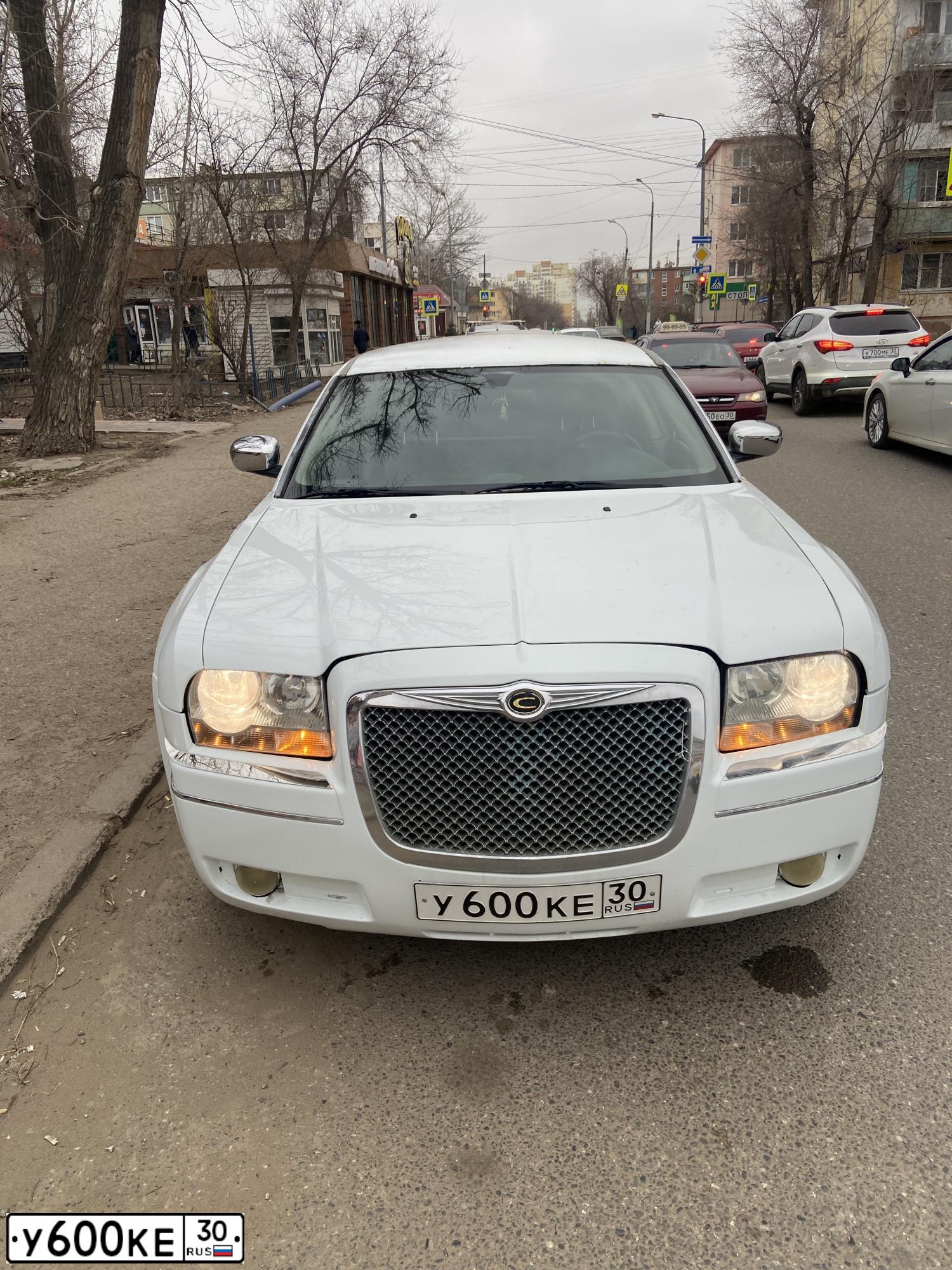 Фото автомобиля CHRYSLER SERIE 300, 2004 — госномер У600КЕ30. Цвет: Белый