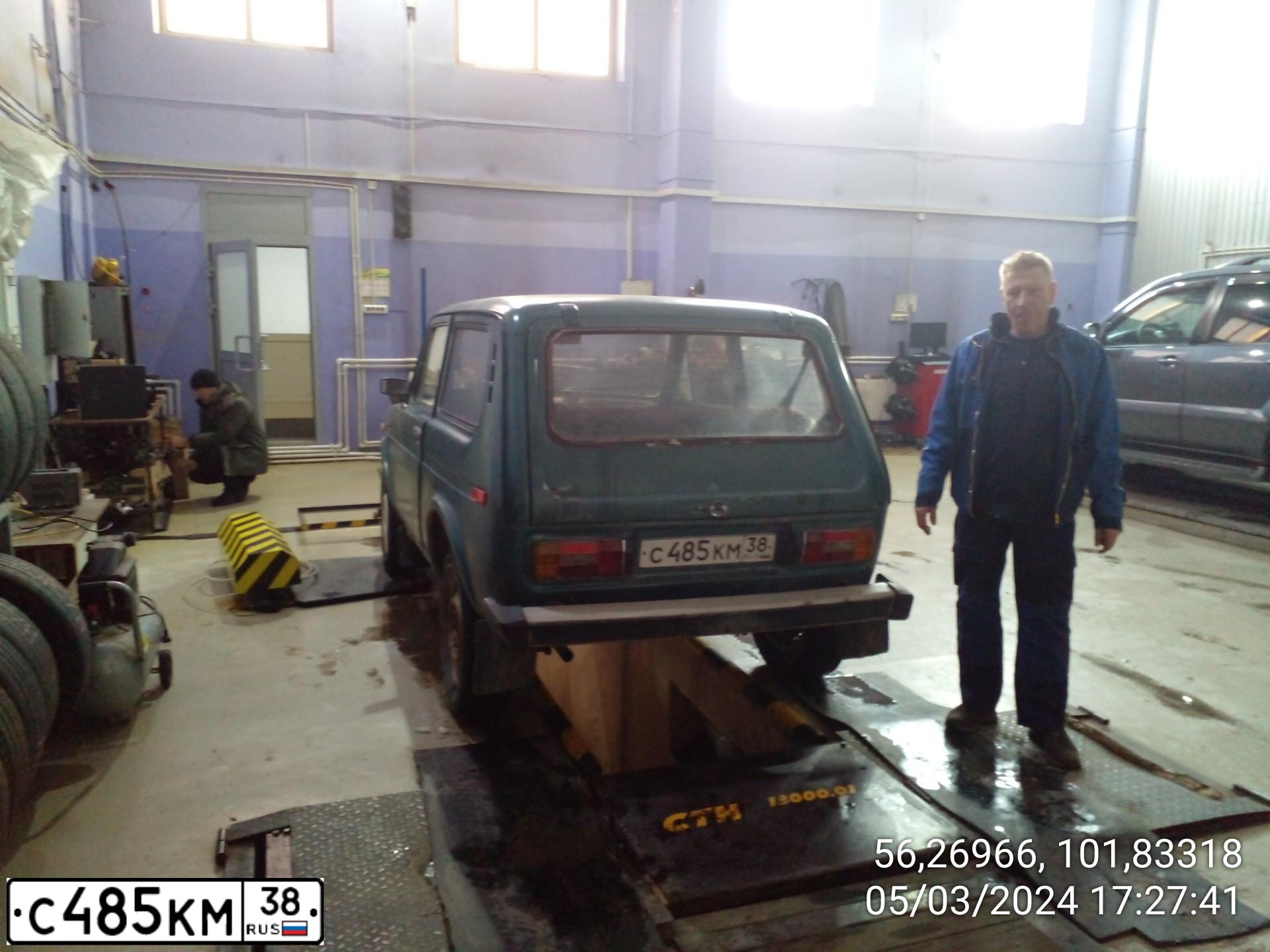Фото автомобиля LADA 2121 NIVA, 1989 — госномер А403МВ138. Цвет: ТЕМНО-ЗЕЛЕНЫЙ