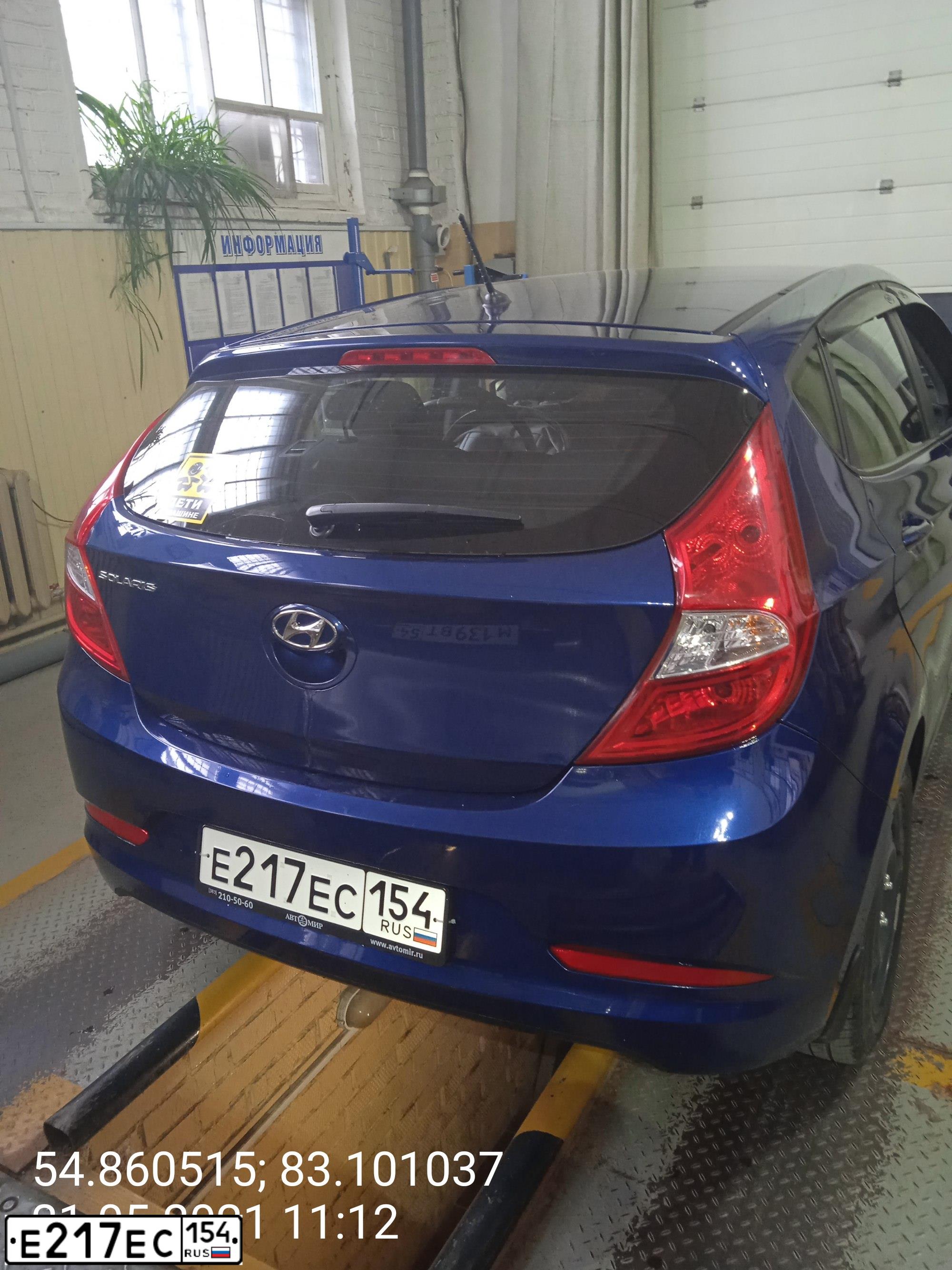 Фото автомобиля HYUNDAI SOLARIS, 2016 — госномер Е217ЕС154. Цвет: СИНИЙ