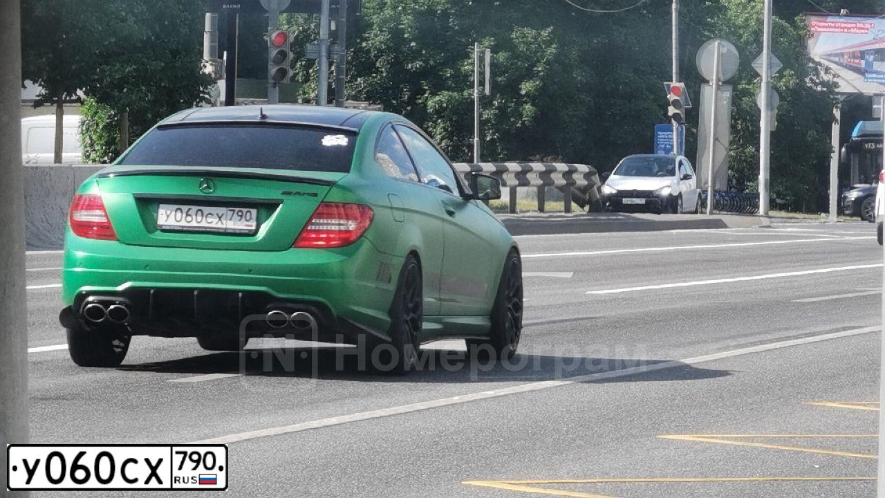 Фото автомобиля MERCEDES C-KLASSE, 2013 — госномер У060СХ790. Цвет: ЗЕЛЕНЫЙ