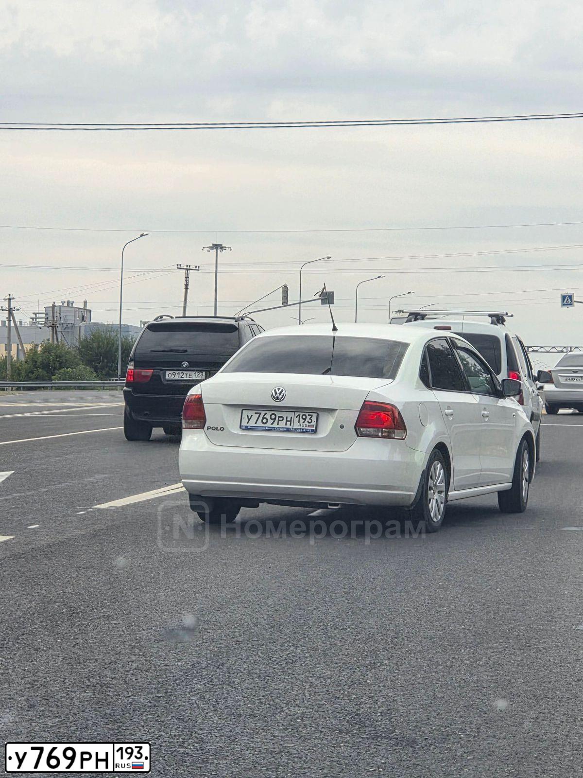 Фото автомобиля VOLKSWAGEN POLO, 2012 — госномер У769РН193. Цвет: Белый