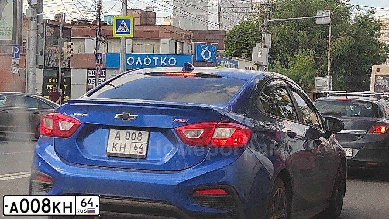 Фото автомобиля KIA SORENTO, 2013 — госномер А008КН64. Цвет: Белый