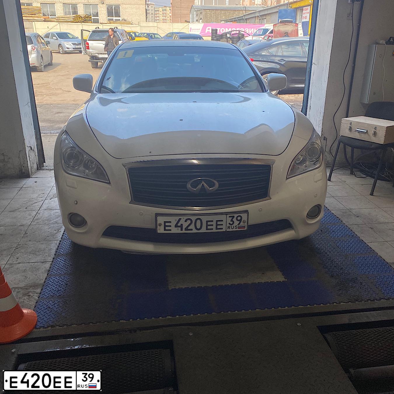 Фото автомобиля INFINITI M, 2011 — госномер Е420ЕЕ39. Цвет: БЕЛЫЙ