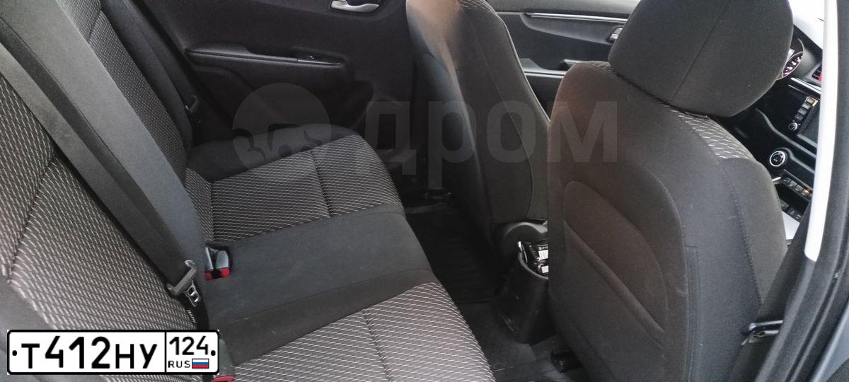Фото автомобиля KIA RIO, 2018 — госномер У303СТ124. Цвет: СЕРЫЙ