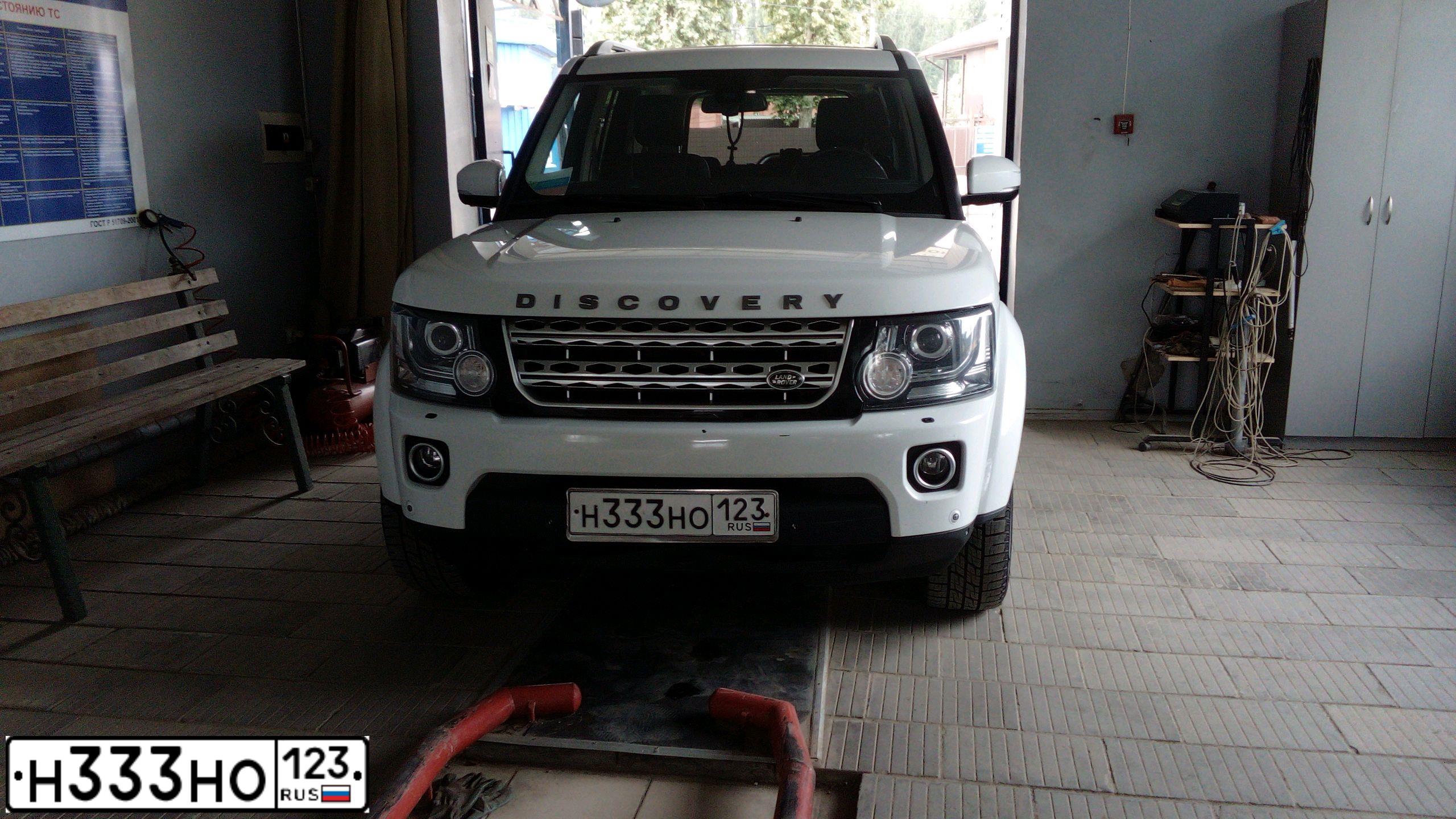 Фото автомобиля LANDROVER DISCOVERY, 2013 — госномер Н333НО123. Цвет: ЯРКО-БЕЛЫЙ