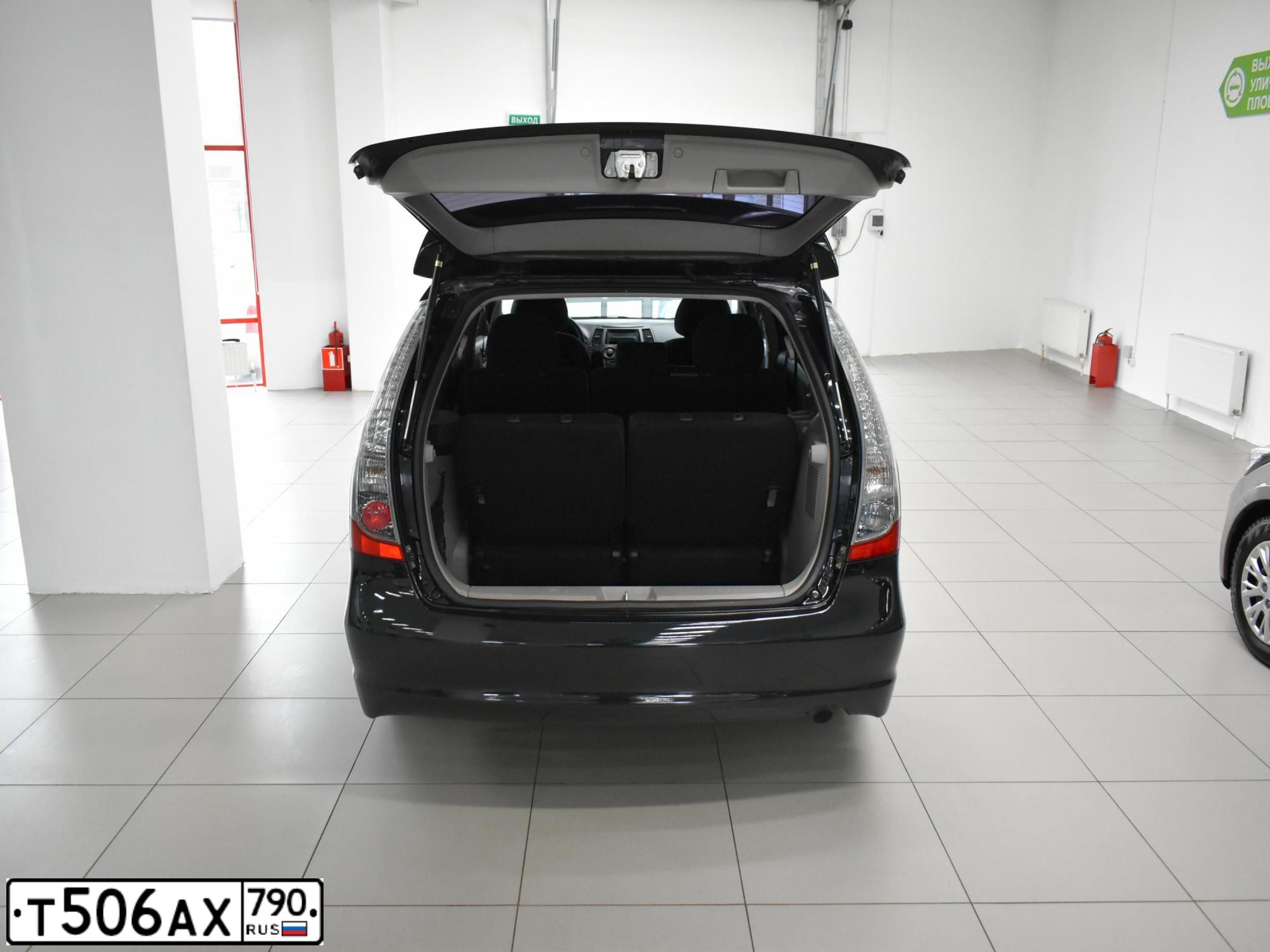 Фото автомобиля MITSUBISHI GRANDIS, 2008 — госномер Р326ОО799. Цвет: ЧЕРНЫЙ