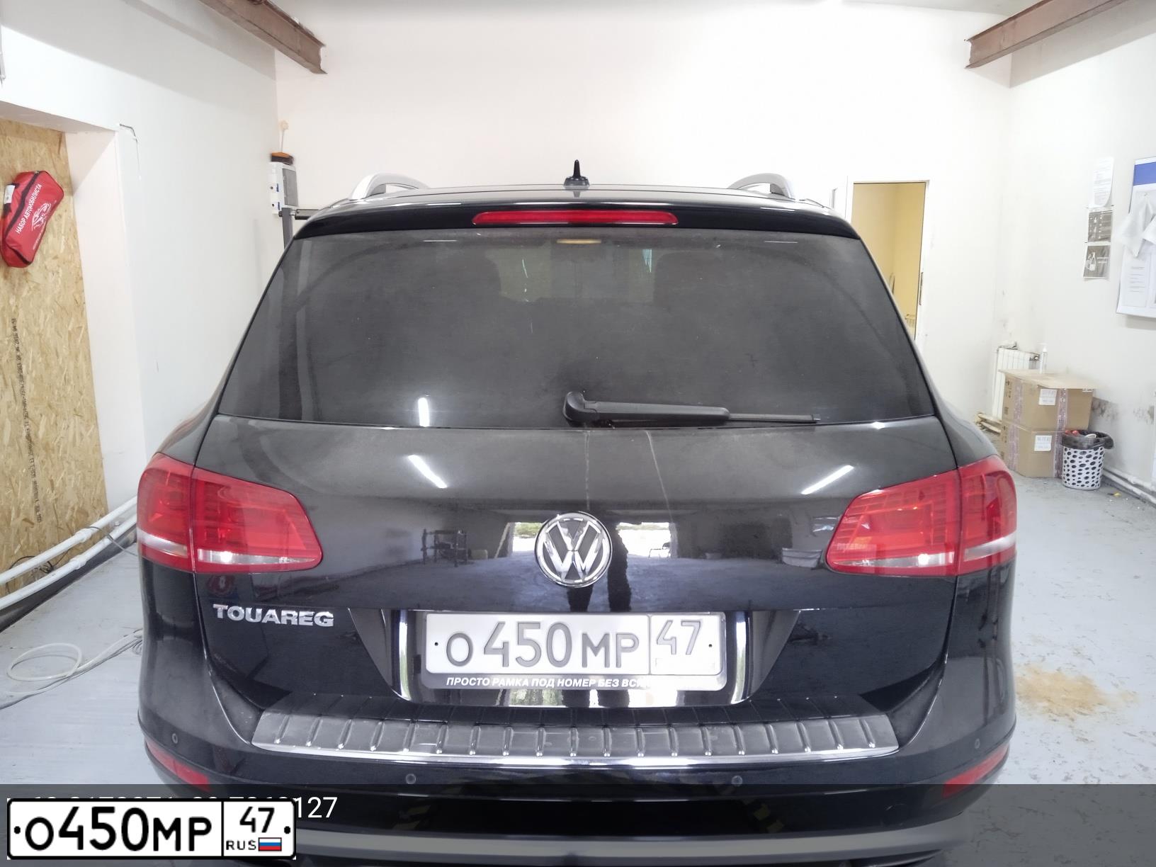 Фото автомобиля VOLKSWAGEN TOUAREG, 2013 — госномер О450МР47. Цвет: ЧЕРНЫЙ