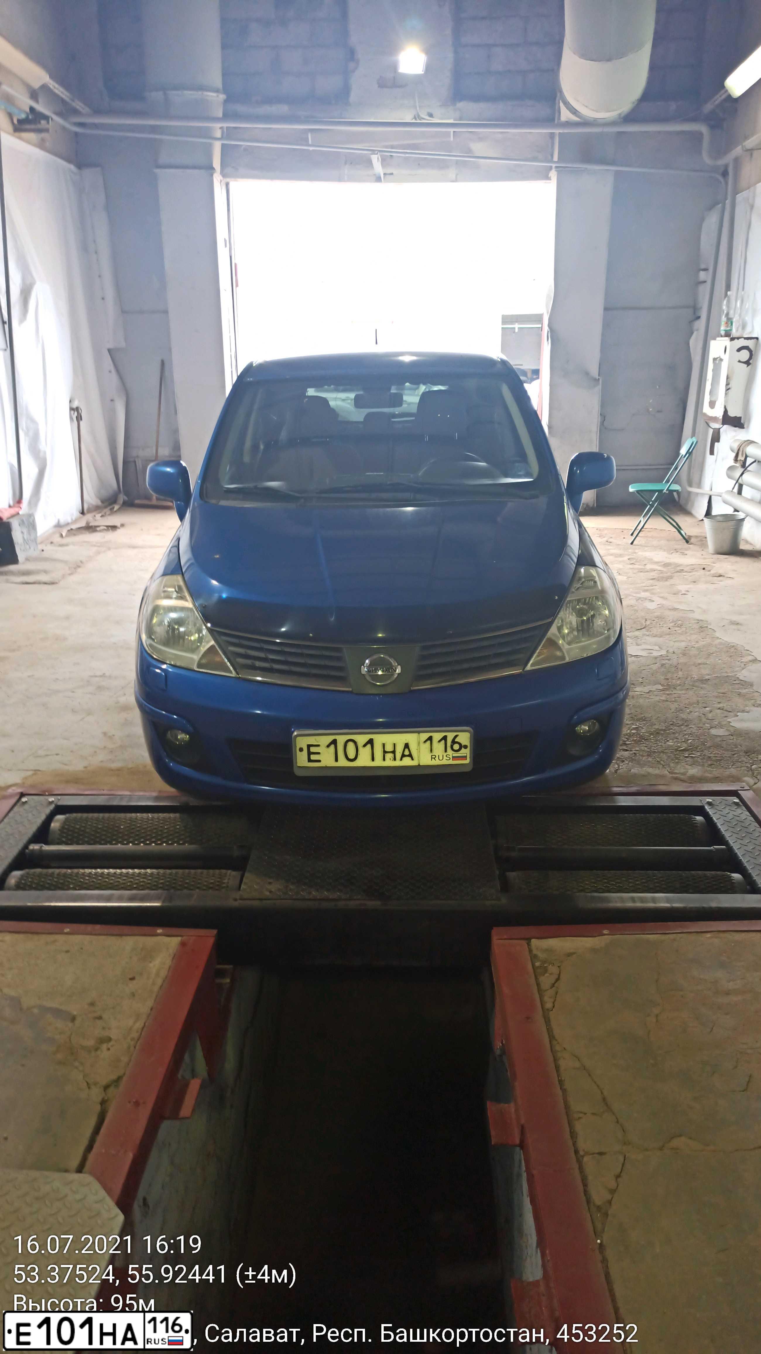 Фото автомобиля NISSAN TIIDA, 2007 — госномер Е101НА116. Цвет: ЯРКО-СИНИЙ
