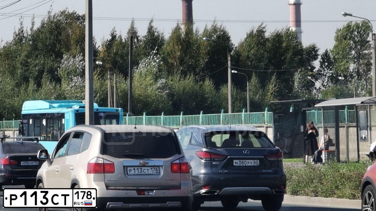 Фото автомобиля MITSUBISHI COLT, 2008 — госномер М026МК198. Цвет: СЕРЫЙ