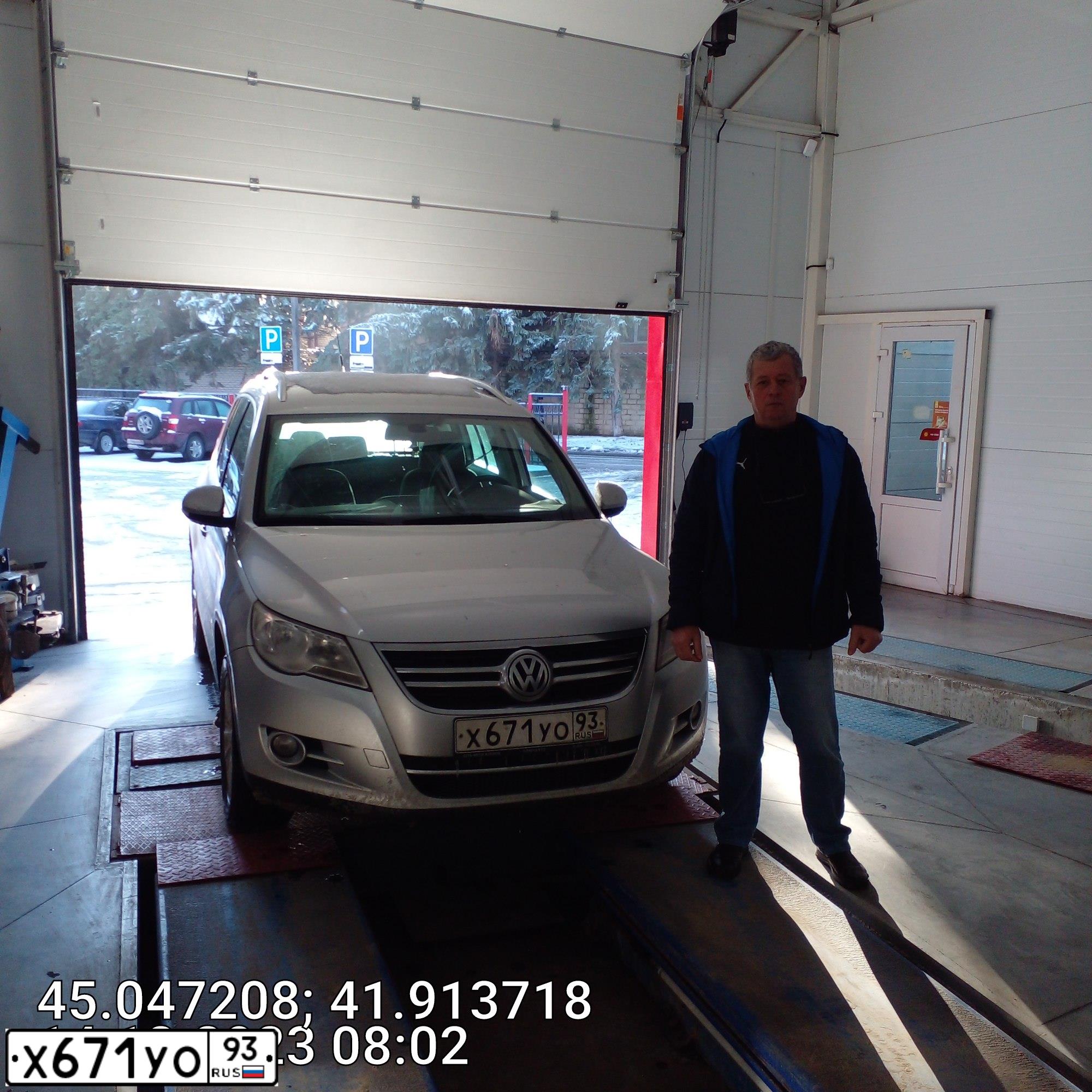 Фото автомобиля VOLKSWAGEN TIGUAN, 2011 — госномер Р924СО46. Цвет: Серебристый