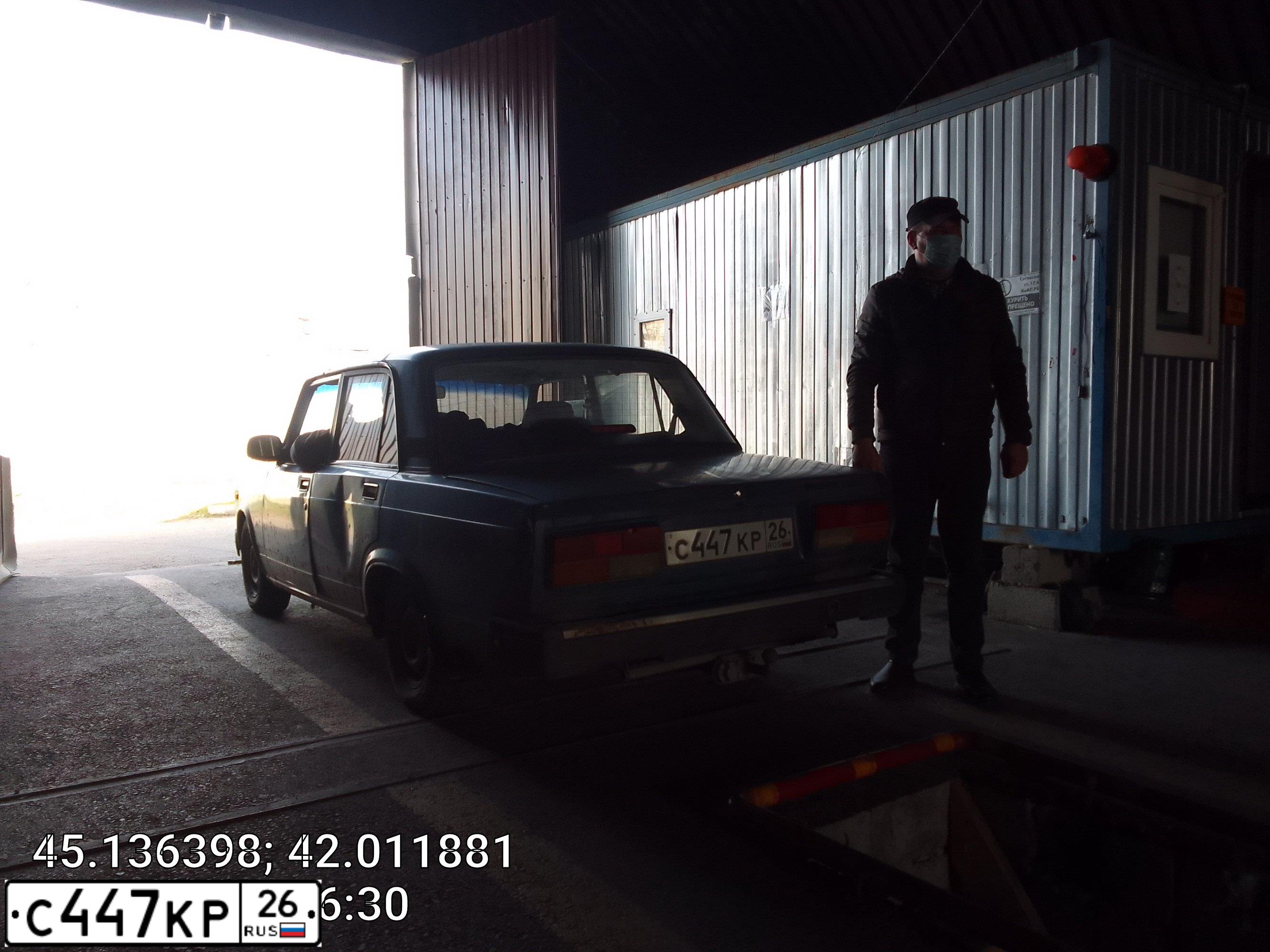 Фото автомобиля LADA 2107, 2006 — госномер С447КР26. Цвет: синий
