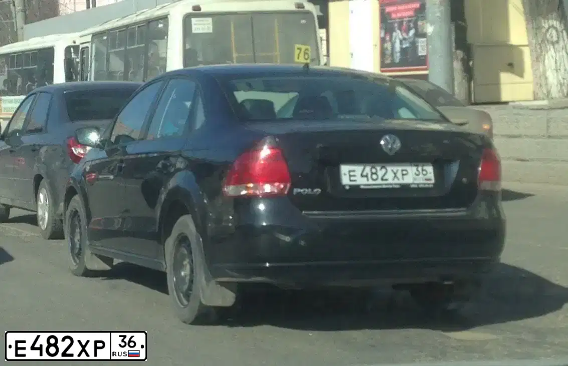 Фото автомобиля VOLKSWAGEN POLO, 2013 — госномер Е482ХР36. Цвет: ЧЕРНЫЙ