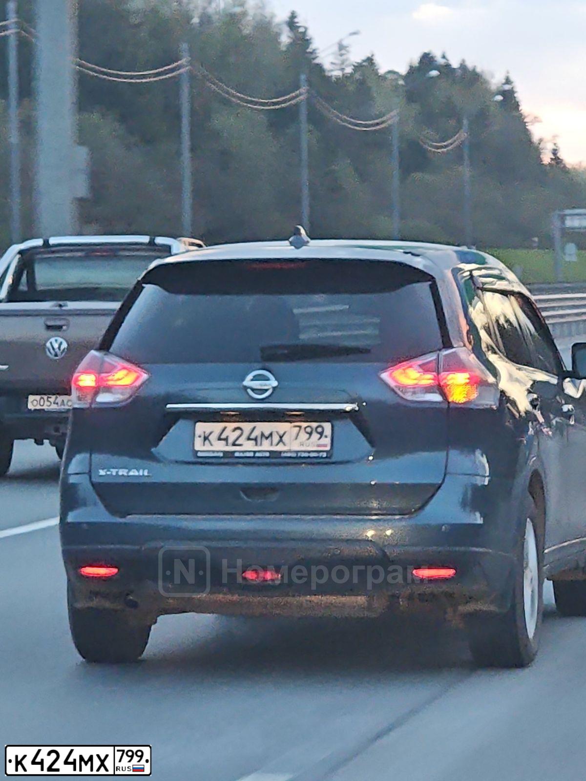 Фото автомобиля NISSAN X-TRAIL, 2018 — госномер К424МХ799. Цвет: ТЕМНО-СИНИЙ