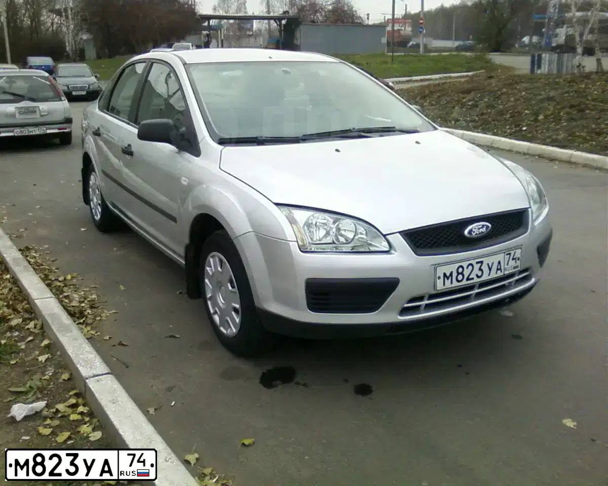 Фото автомобиля FORD FOCUS, 2005 — госномер В382ХО89. Цвет: Серебристый