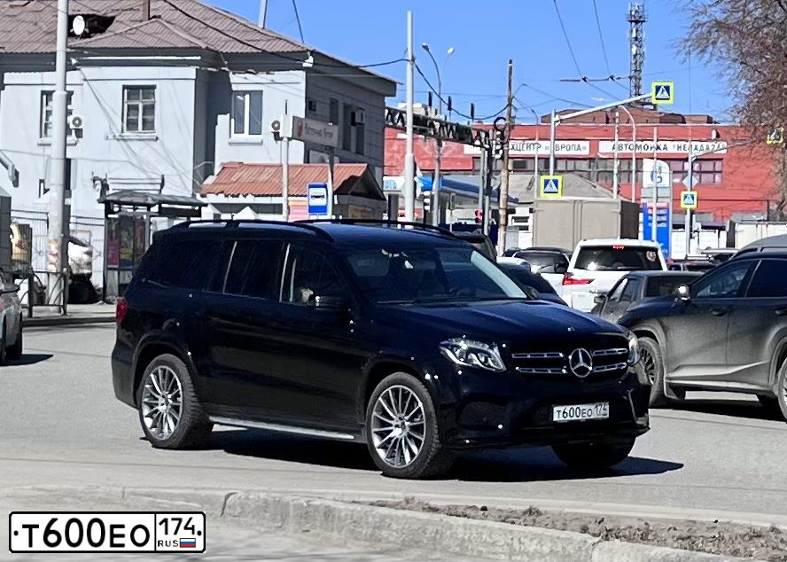 Фото автомобиля TOYOTA LANDCRUISER 200, 2014 — госномер Р403РР38. Цвет: ЧЕРНЫЙ