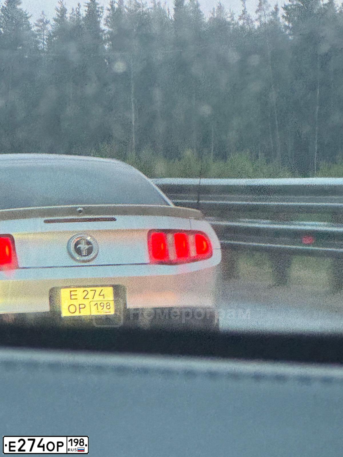 Фото автомобиля FORD MUSTANG, 2010 — госномер Е274ОР198. Цвет: Красный