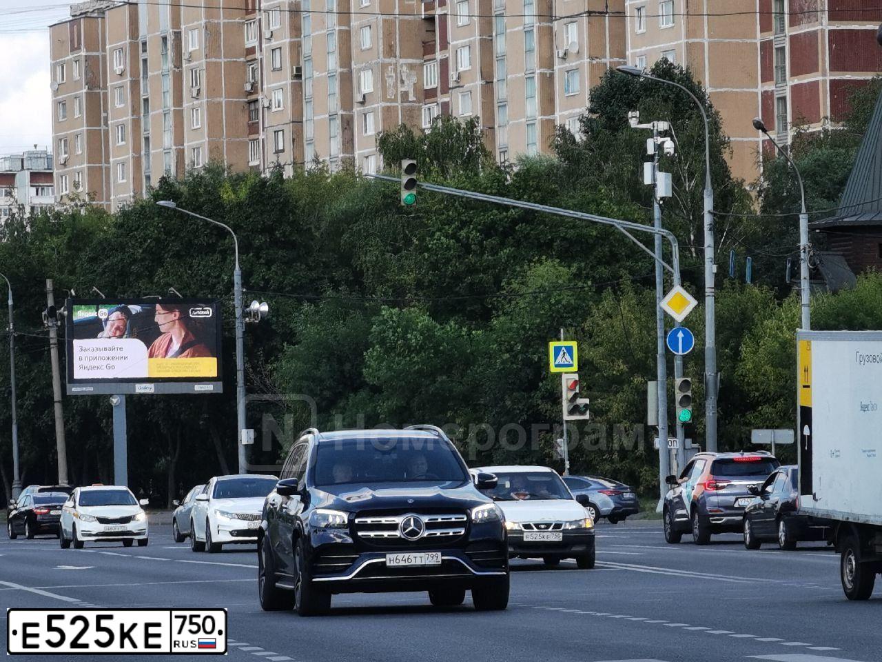 Фото автомобиля TOYOTA CAMRY, 2014 — госномер Е525КЕ750. Цвет: Белый