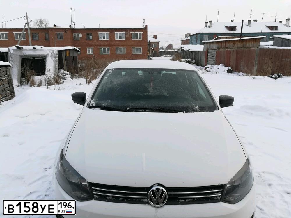 Фото автомобиля VOLKSWAGEN POLO, 2012 — госномер В158УЕ196. Цвет: Белый