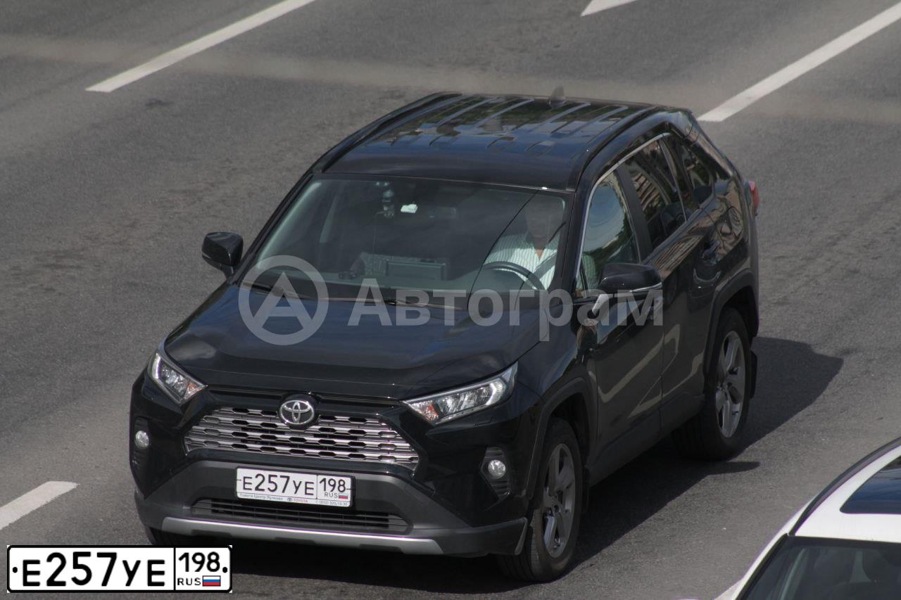 Фото автомобиля TOYOTA RAV4, 2020 — госномер Е257УЕ198. Цвет: ЧЕРНЫЙ
