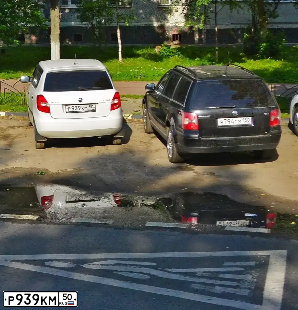 Фото автомобиля NISSAN MAXIMA, 1989 — госномер Р939КМ50. Цвет: МОКРЫЙ АСФАЛЬТ
