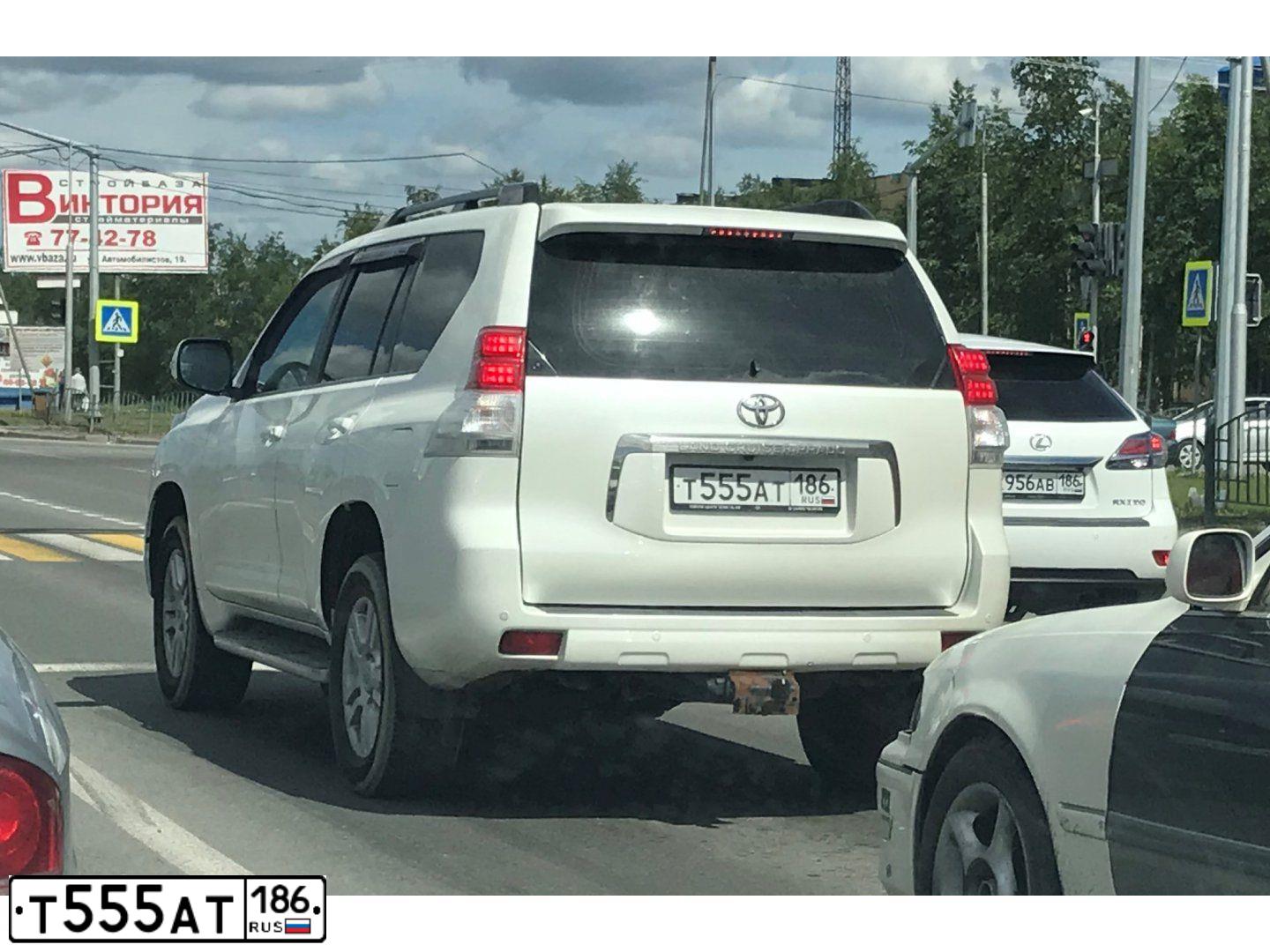 Фото автомобиля TOYOTA LANDCRUISER, 2010 — госномер Т555АТ186. Цвет: Белый