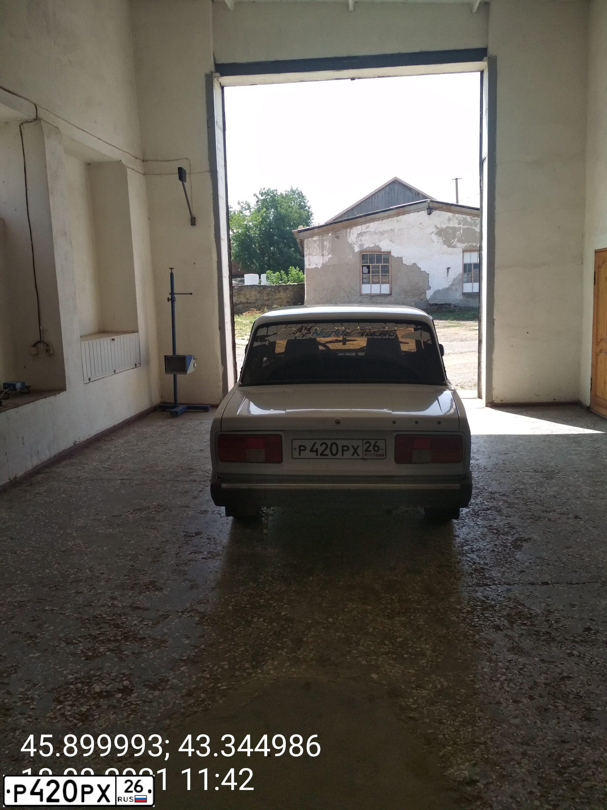 Фото автомобиля LADA 2105, 2006 — госномер Р420РХ26. Цвет: ЯРКО-БЕЛЫЙ