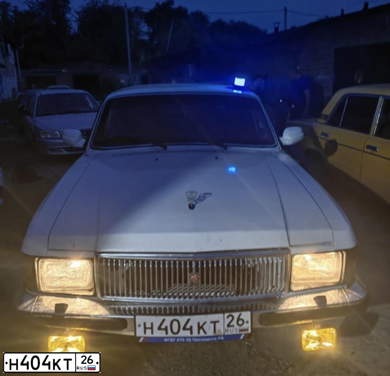 Фото автомобиля GAZ 3102 WOLGA, 1996 — госномер Н404КТ26. Цвет: БЕЛЫЙ