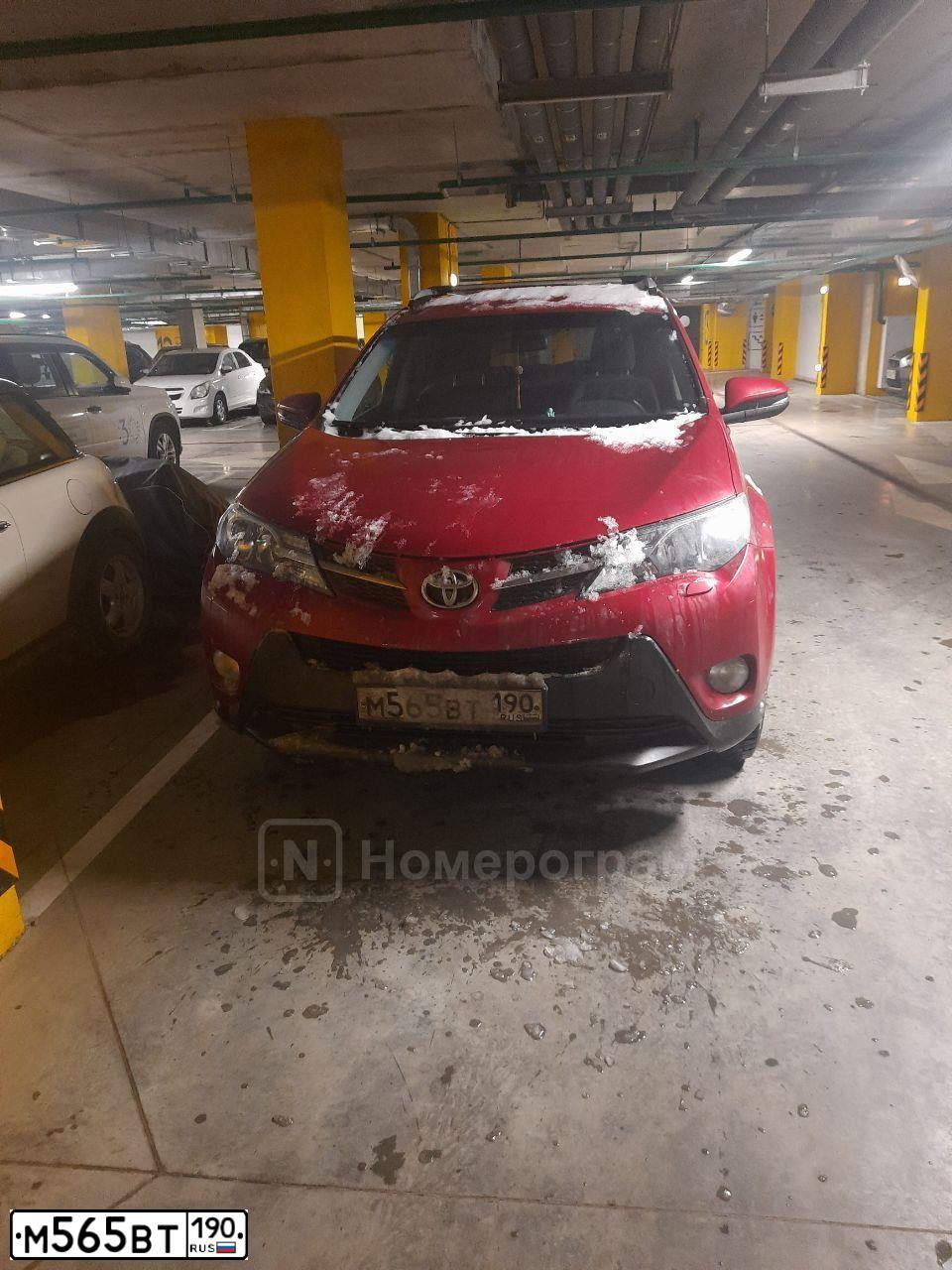 Фото автомобиля TOYOTA RAV4, 2013 — госномер М565ВТ190. Цвет: Красный