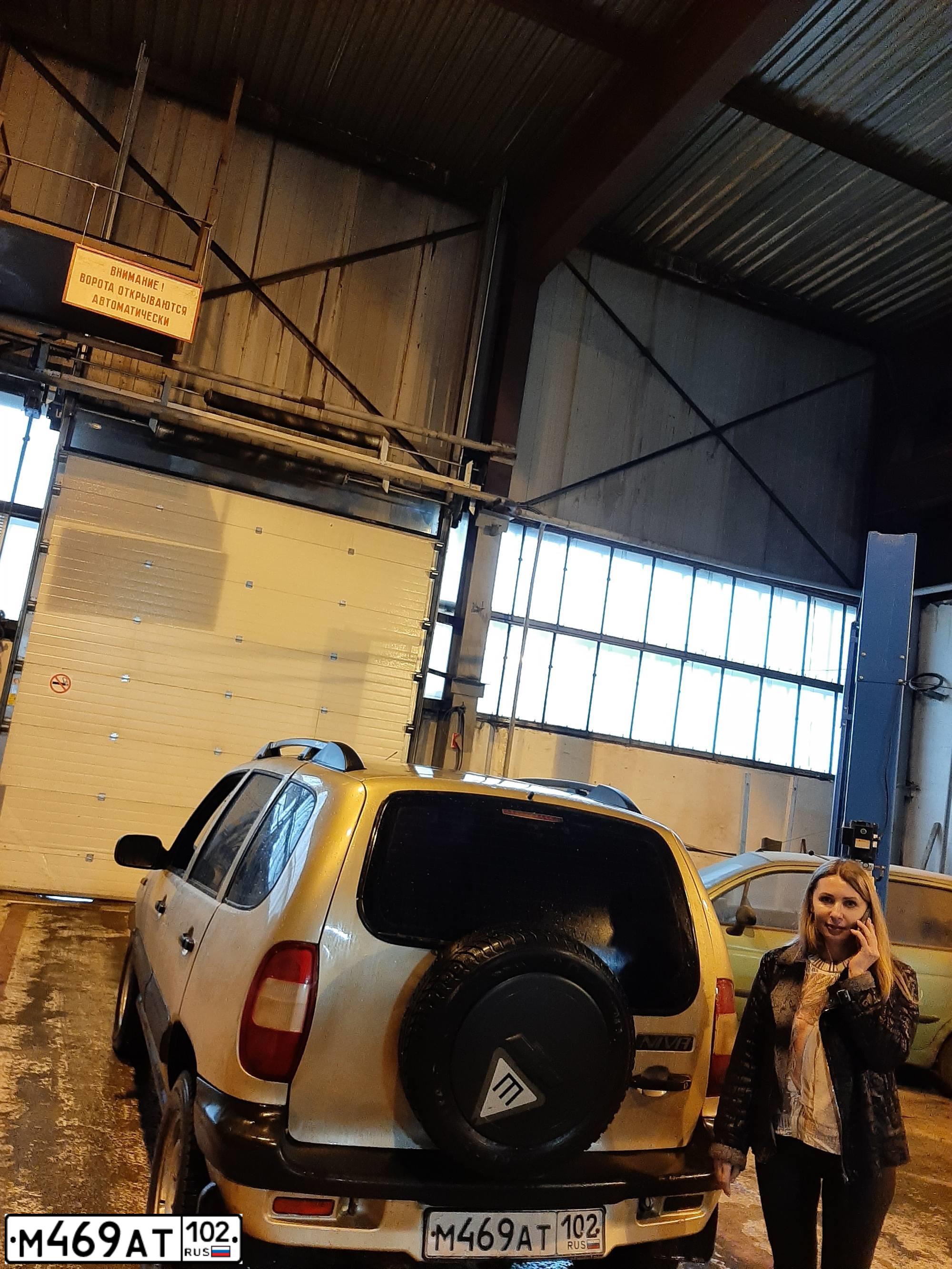 Фото автомобиля CHEVROLET NIVA, 2004 — госномер М469АТ102. Цвет: БЕЖЕВЫЙ МЕТАЛЛИК