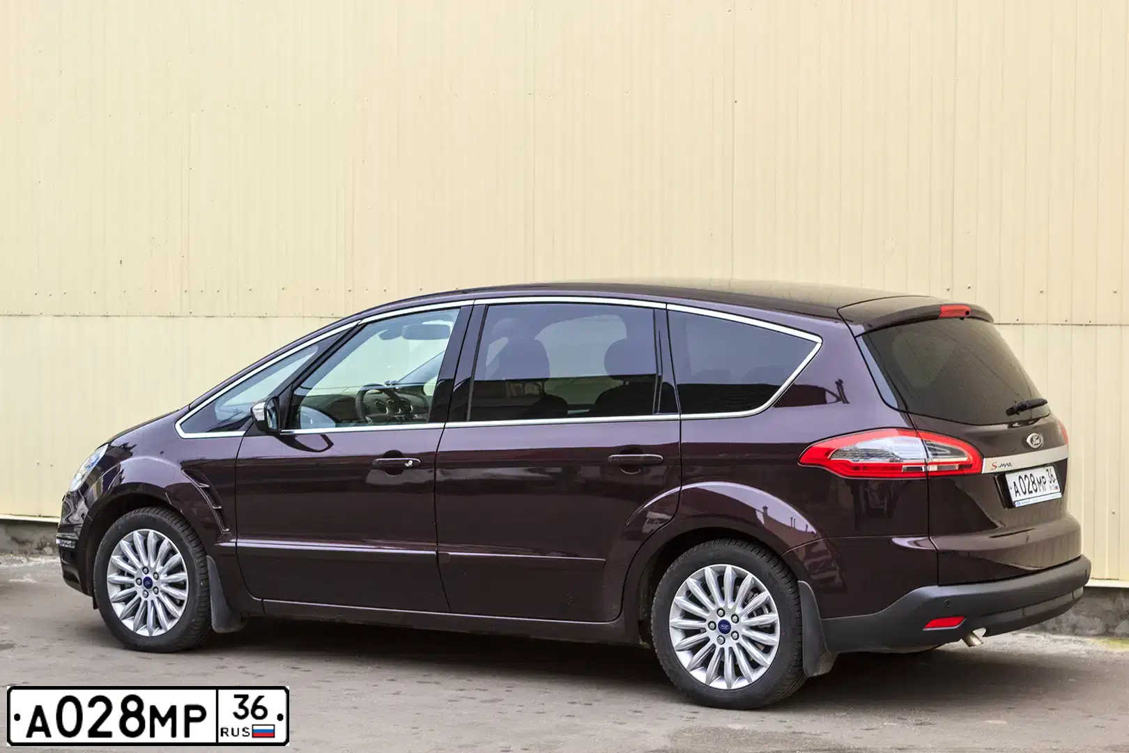 Фото автомобиля FORD S-MAX, 2011 — госномер А028МР36. Цвет: ФИОЛЕТОВЫЙ