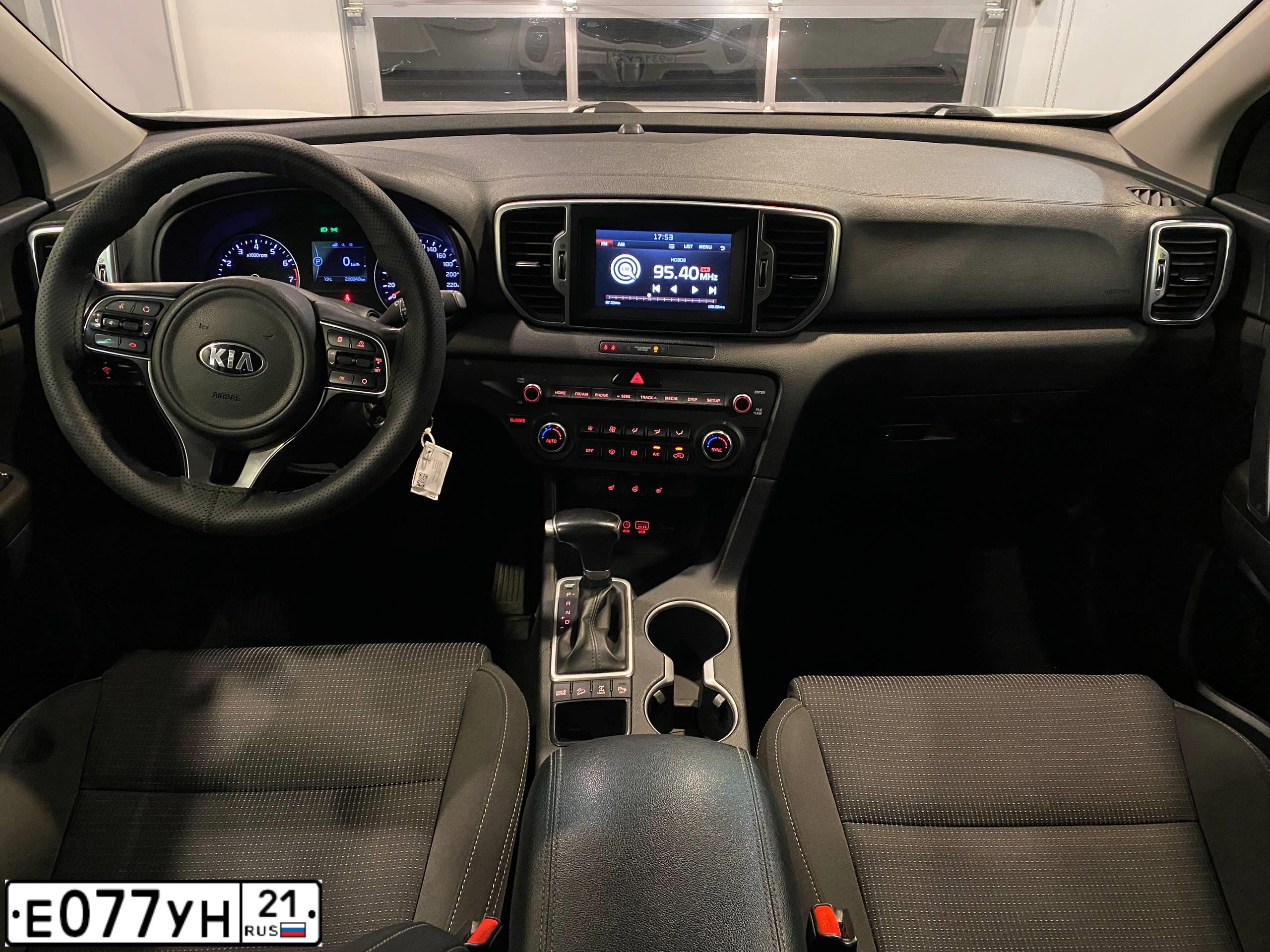 Фото автомобиля KIA SPORTAGE, 2018 — госномер Е077УН21. Цвет: Белый