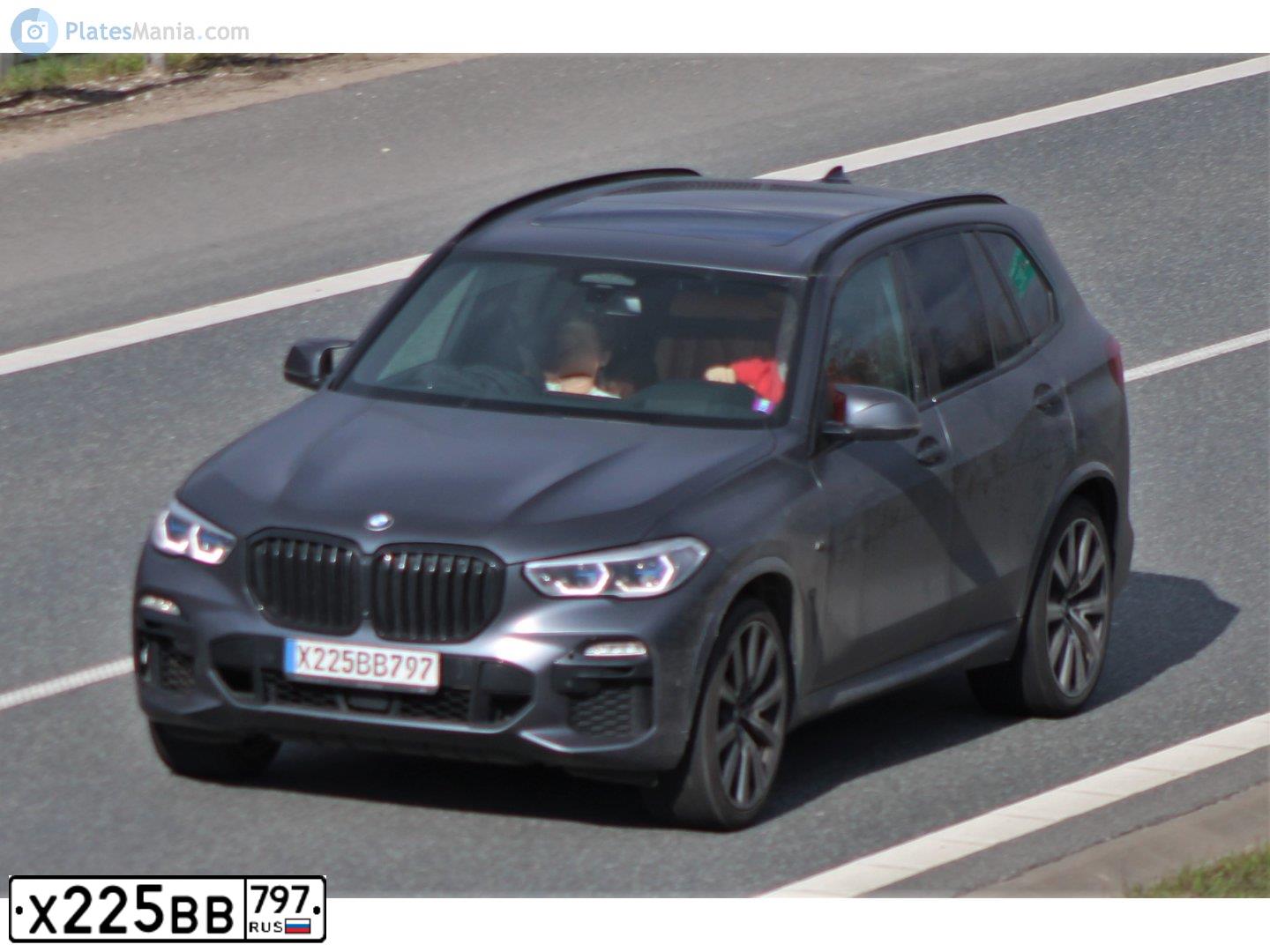 Фото автомобиля BMW X5M, 2020 — госномер Х225ВВ797. Цвет: СЕРЫЙ