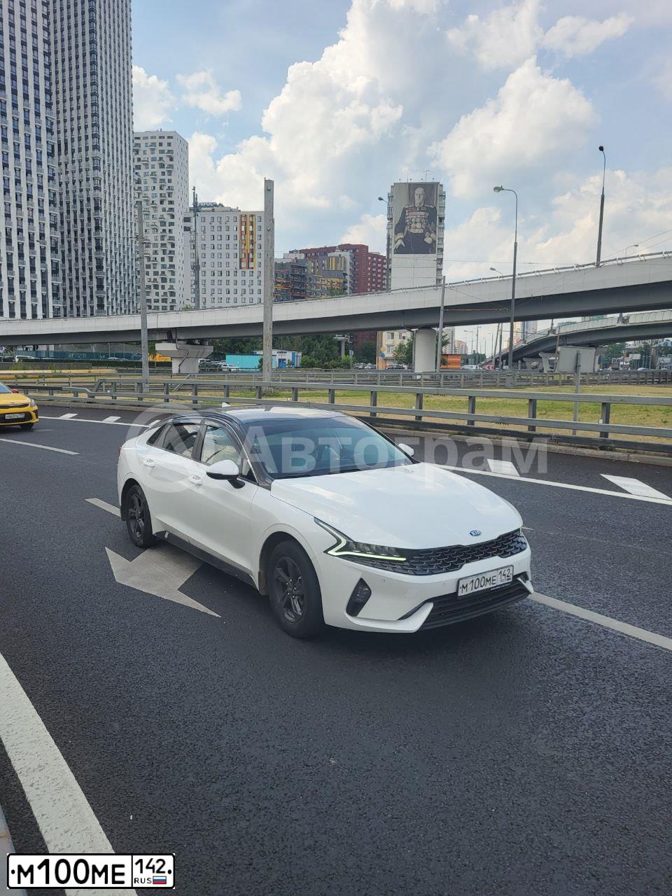 Фото автомобиля KIA K5, 2020 — госномер М100МЕ142. Цвет: Белый