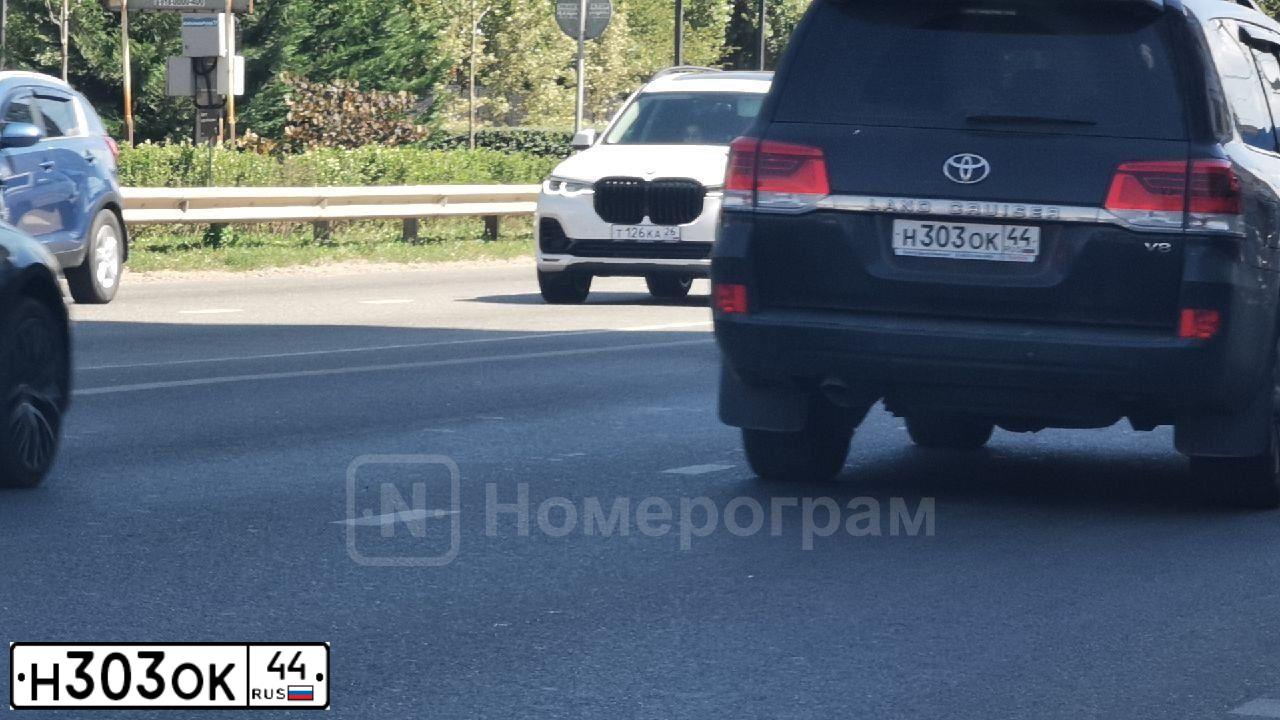Фото автомобиля TOYOTA LANDCRUISER, 2012 — госномер Н303ОК44. Цвет: ЧЕРНЫЙ