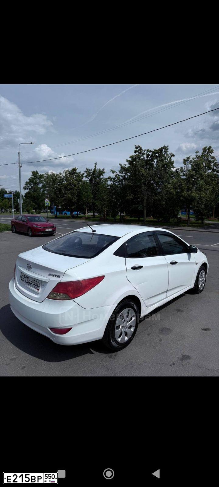 Фото автомобиля HYUNDAI SOLARIS, 2013 — госномер Е215ВР550. Цвет: Белый