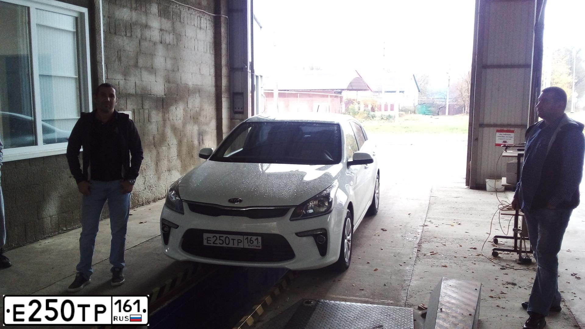 Фото автомобиля KIA RIO, 2018 — госномер Е250ТР161. Цвет: БЕЛЫЙ