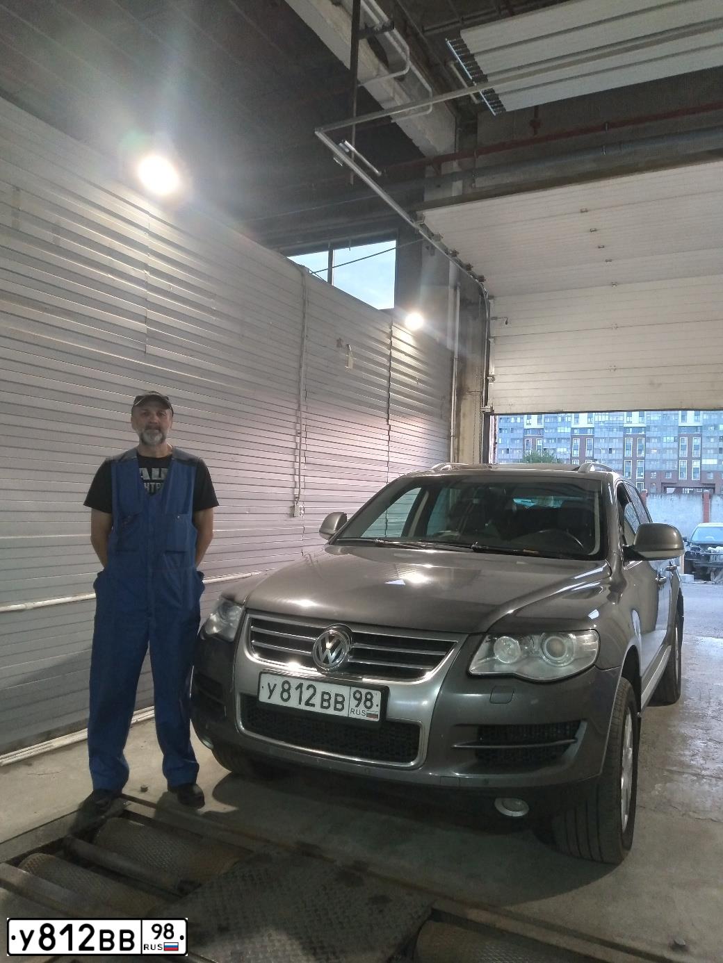 Фото автомобиля VOLKSWAGEN TOUAREG, 2008 — госномер Т715УМ136. Цвет: Серый