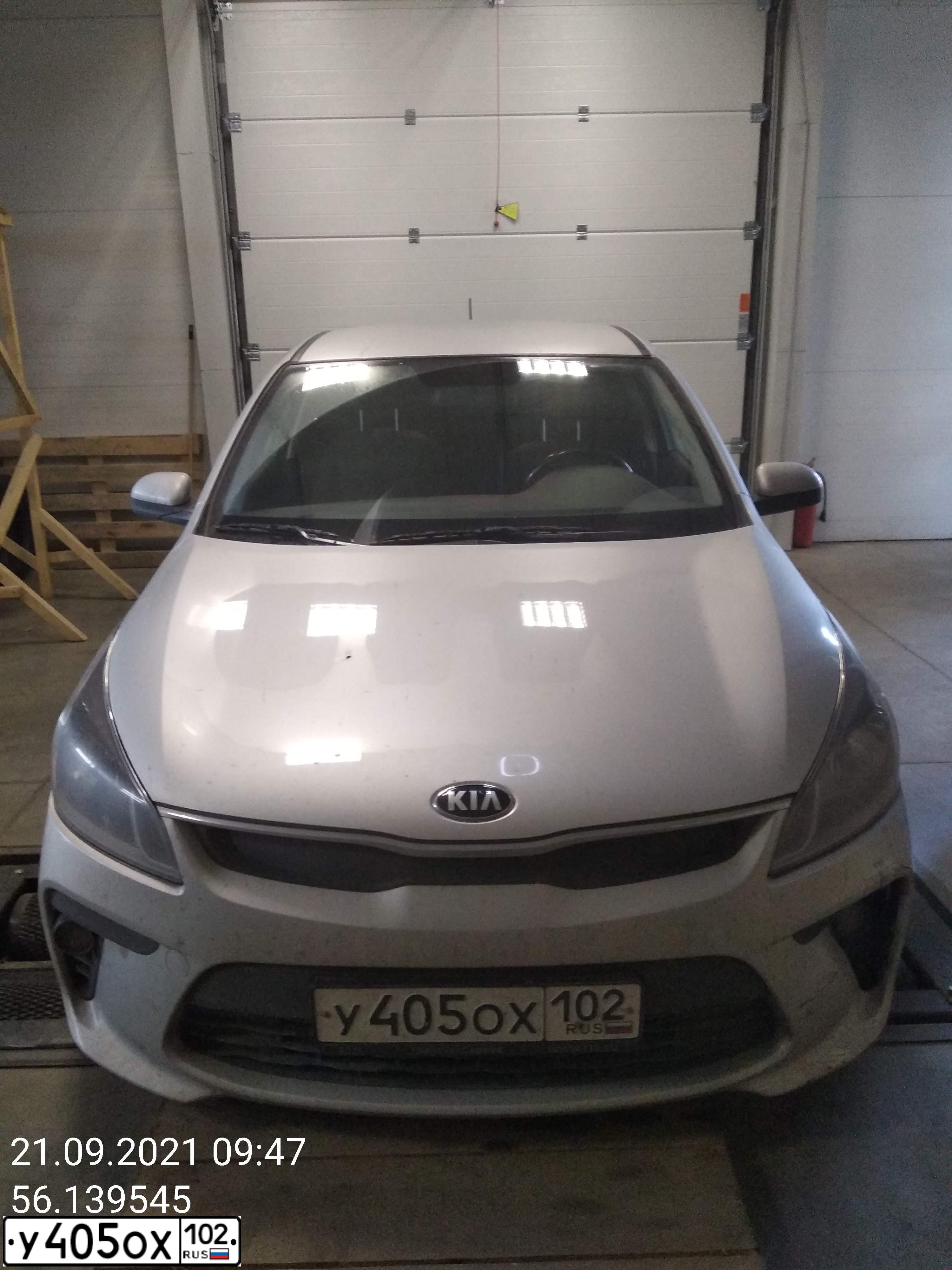 Фото автомобиля KIA RIO, 2017 — госномер У405ОХ102. Цвет: Серебристый