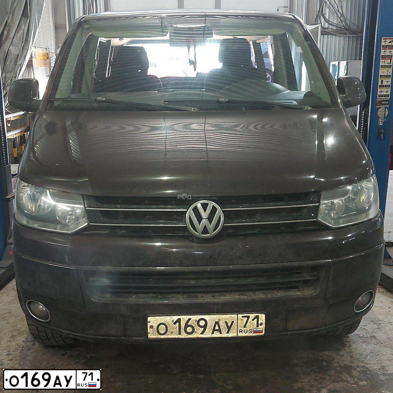 Фото автомобиля VOLKSWAGEN CARAVELLE, 2014 — госномер О169АУ71. Цвет: Коричневый