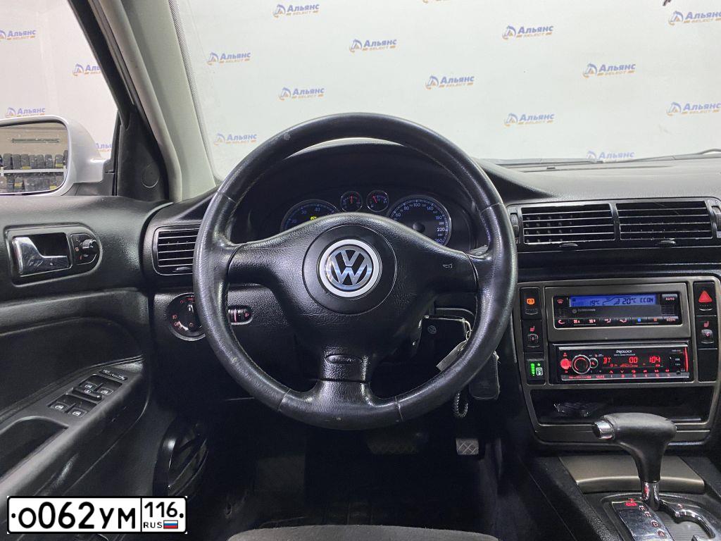 Фото автомобиля VOLKSWAGEN PASSAT, 2001 — госномер С800АУ21. Цвет: БЕЛЫЙ СВЕТЛО-СЕРЫЙ