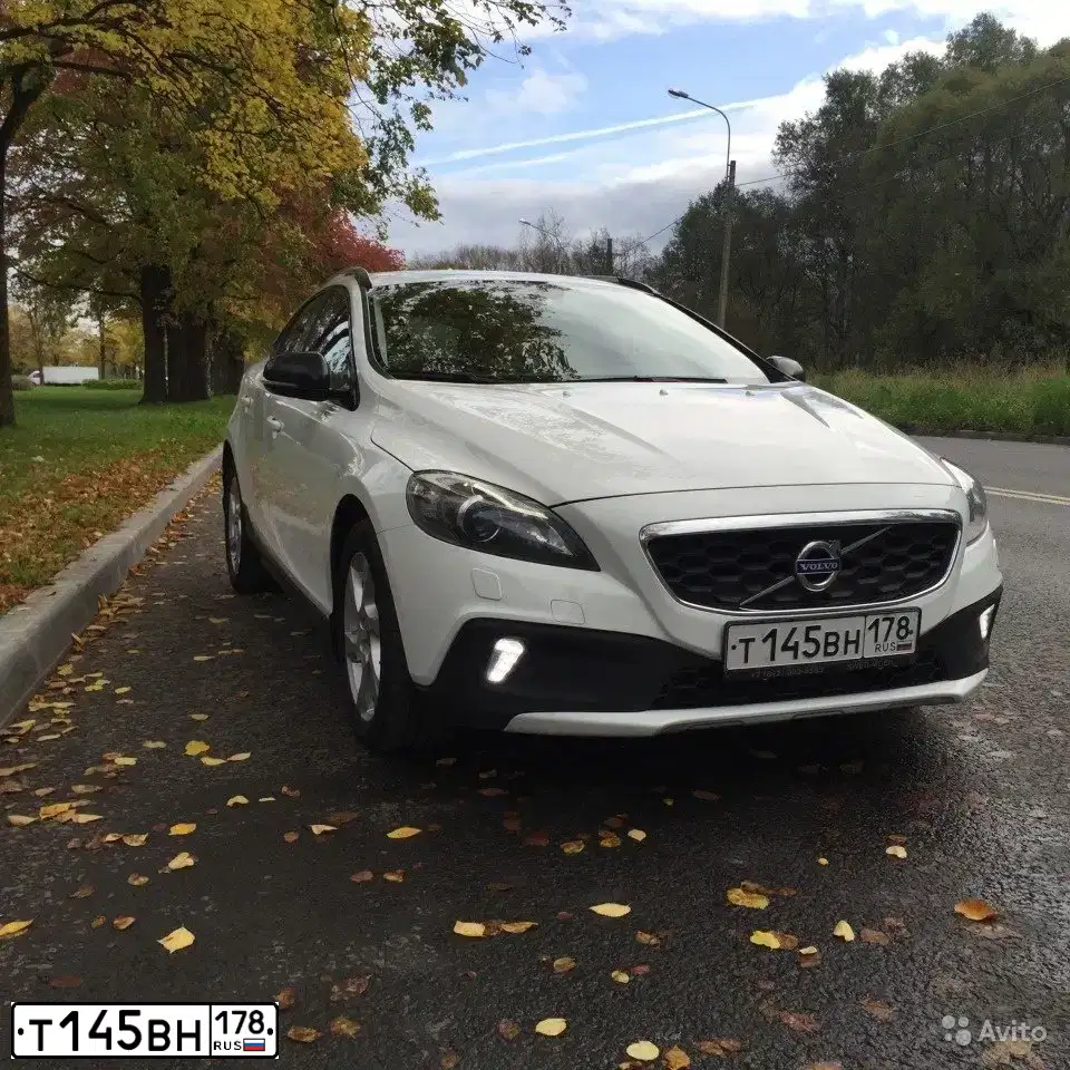 Фото автомобиля VOLVO V40, 2014 — госномер К876РР198. Цвет: Белый